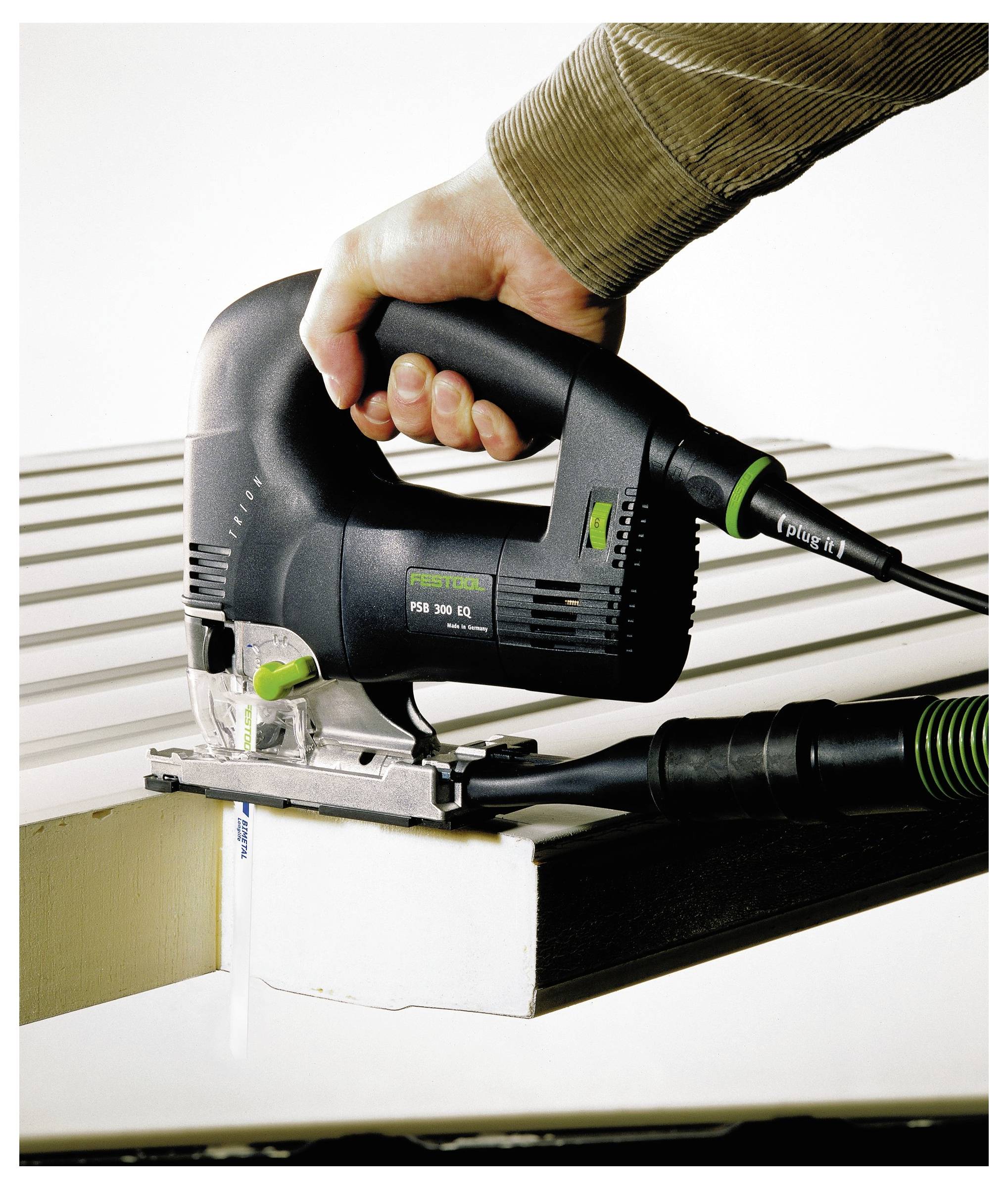 Eine Person nutzt eine Stichsäge, um durch ein Material zu schneiden, und demonstriert dabei Präzision und Kontrolle bei einer DIY-Aufgabe.