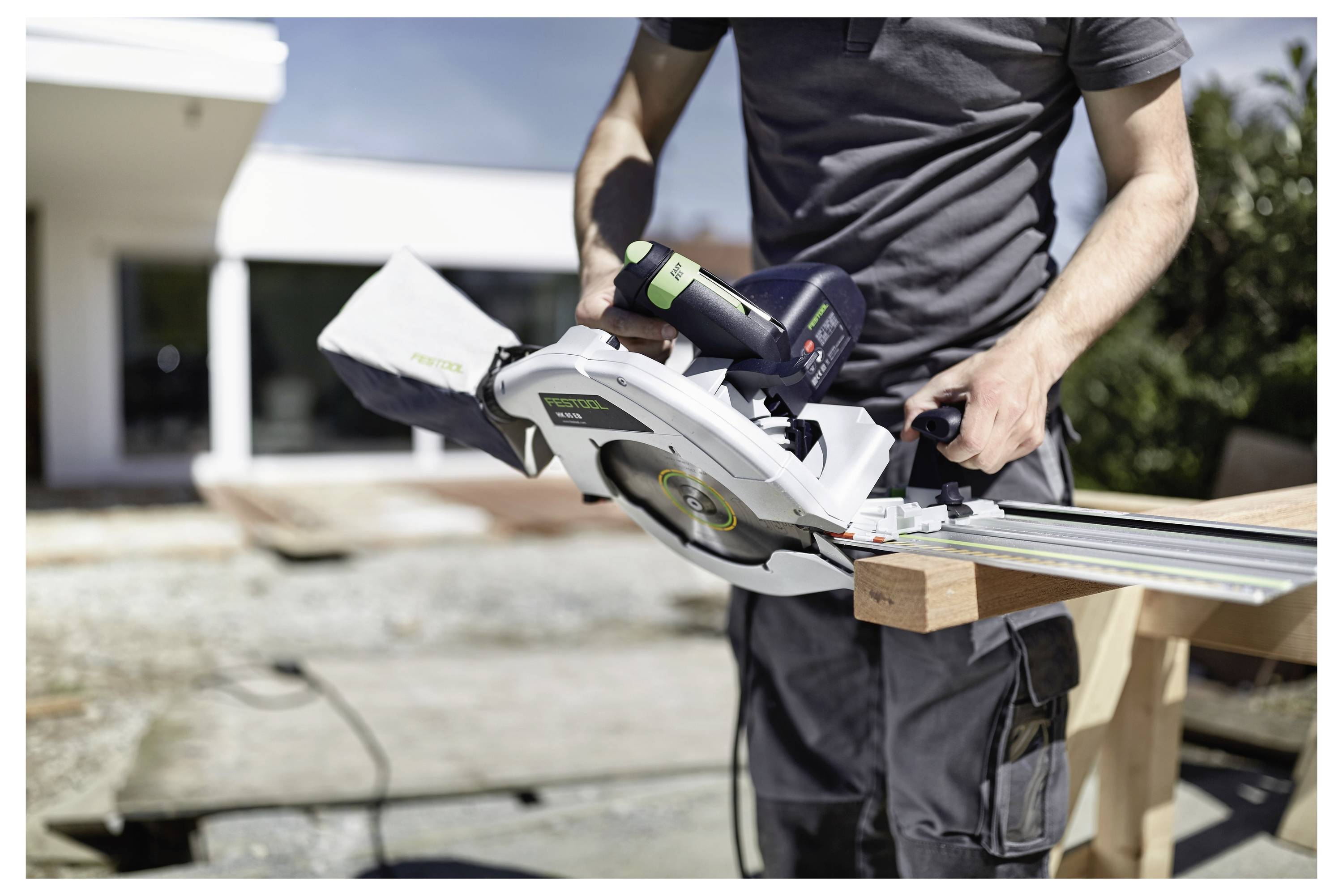 Eine Person, die einen Elektroschrauber benutzt, um eine Schraube in ein weißes Brett zu treiben, was eine laufende Bau- oder Montageaufgabe veranschaulicht.