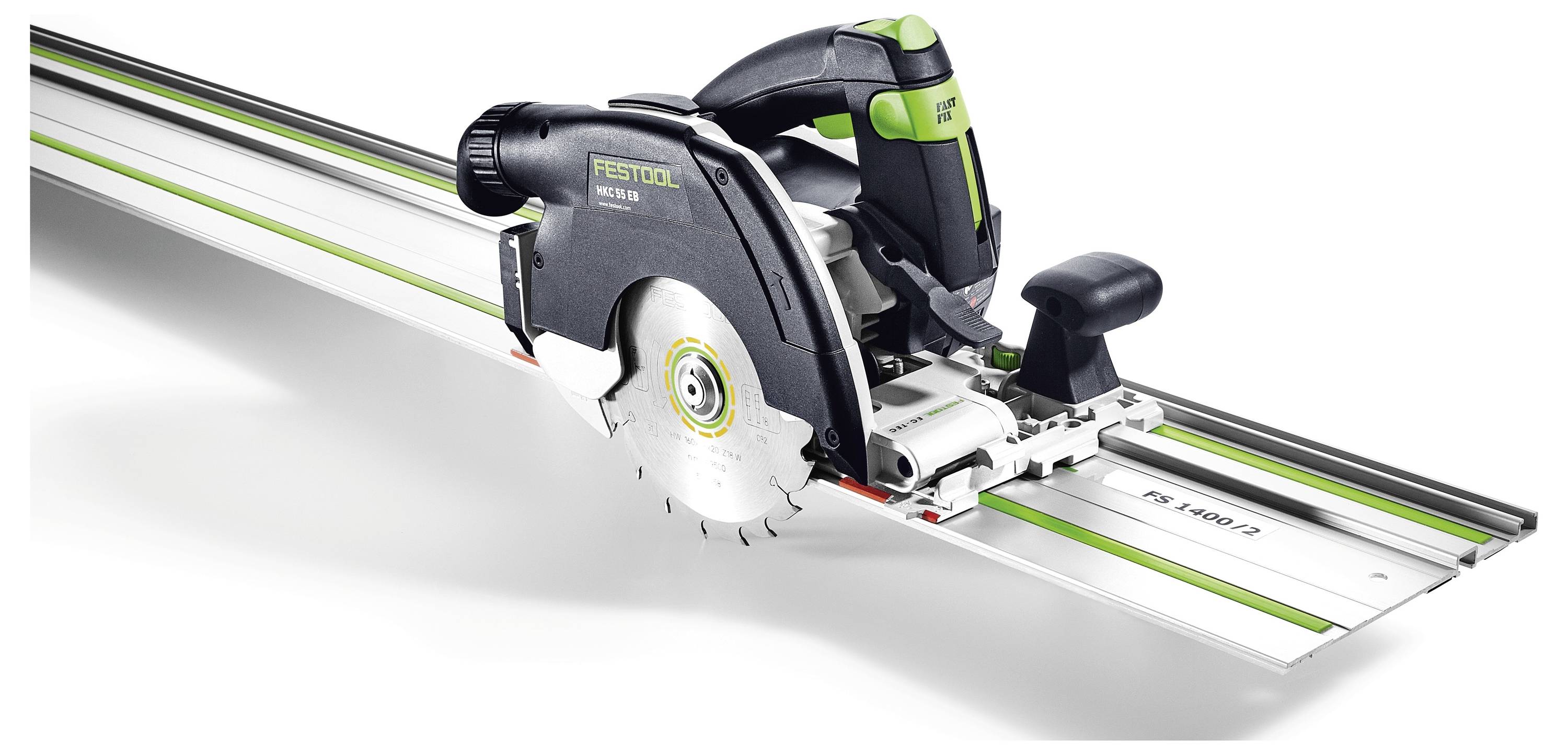 Eine Person hält einen Elektroschleiffer mit einer runden Schleifplatte und bereitet sich darauf vor, eine Oberfläche zu schleifen.