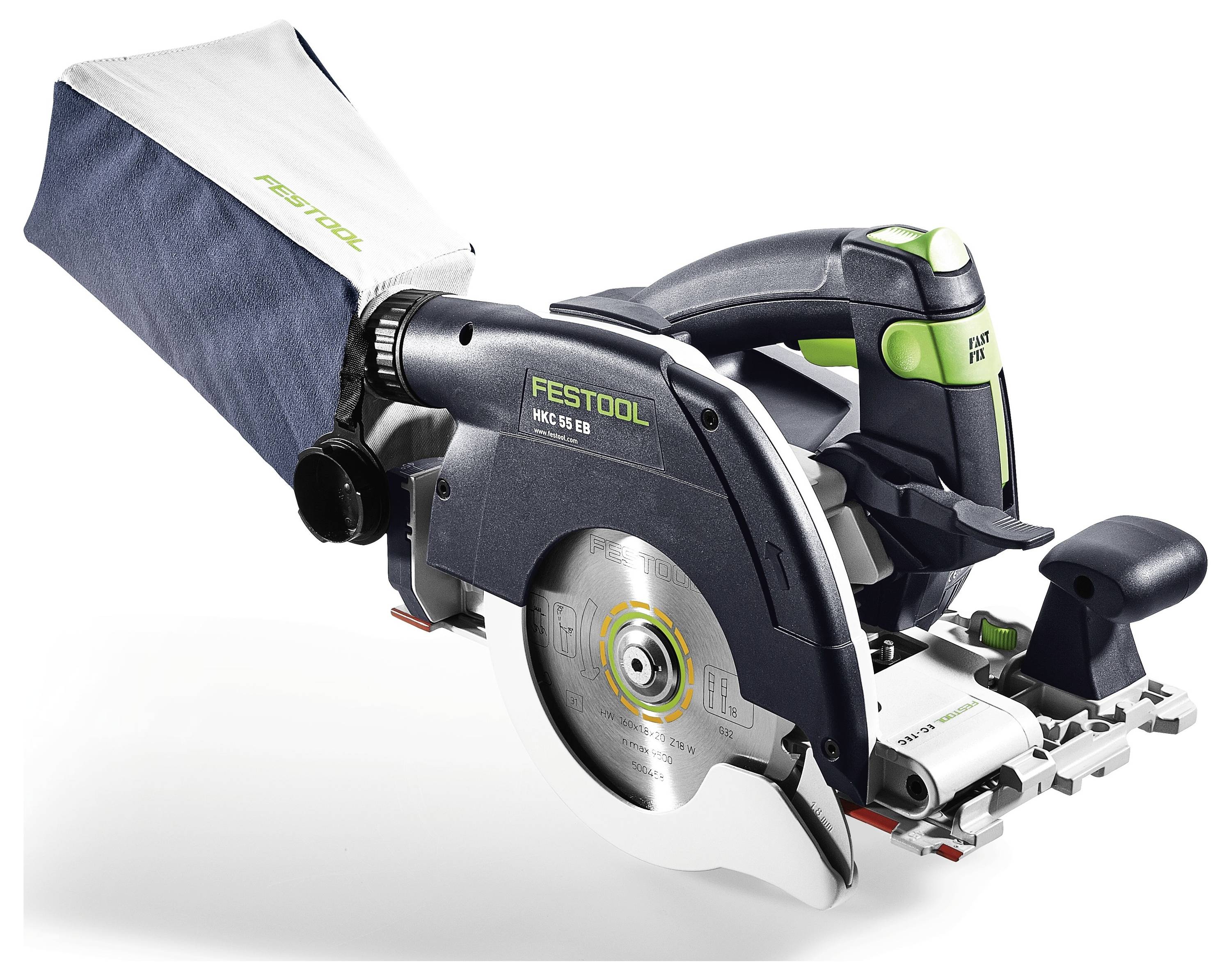 Eine Person, die Schutzbrille und ein Sicherheitsgeschirr trägt, stellt eine Teleskopleiter in einem hellen Renovierungsraum ein, während Werkzeuge in der Nähe bereitliegen.