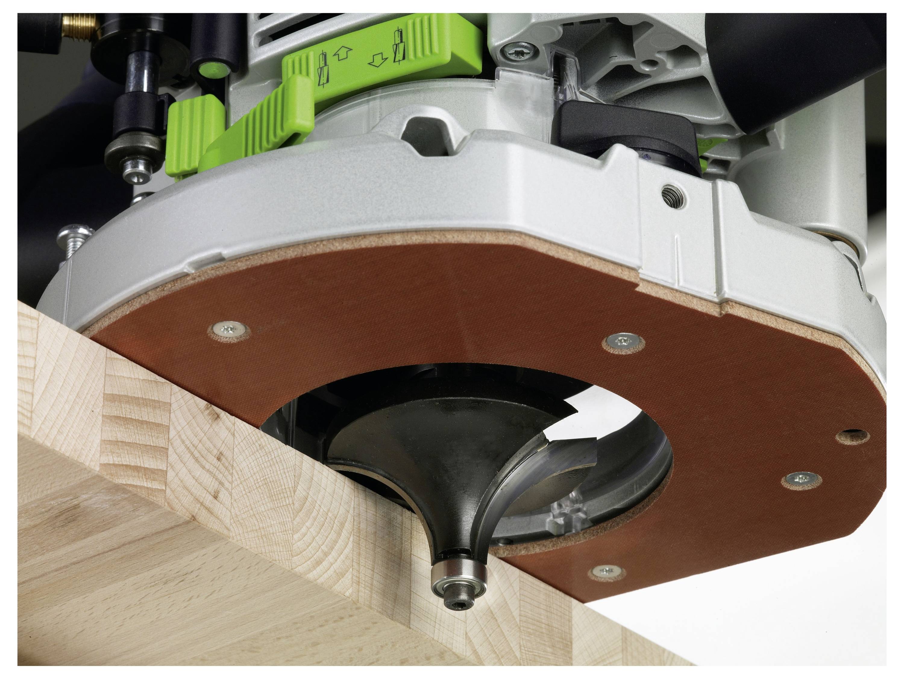 Person verwendet ein Elektrowerkzeug zum Schneiden oder Formen von Material an einer Werkbank in einer gut beleuchteten Werkstatt.