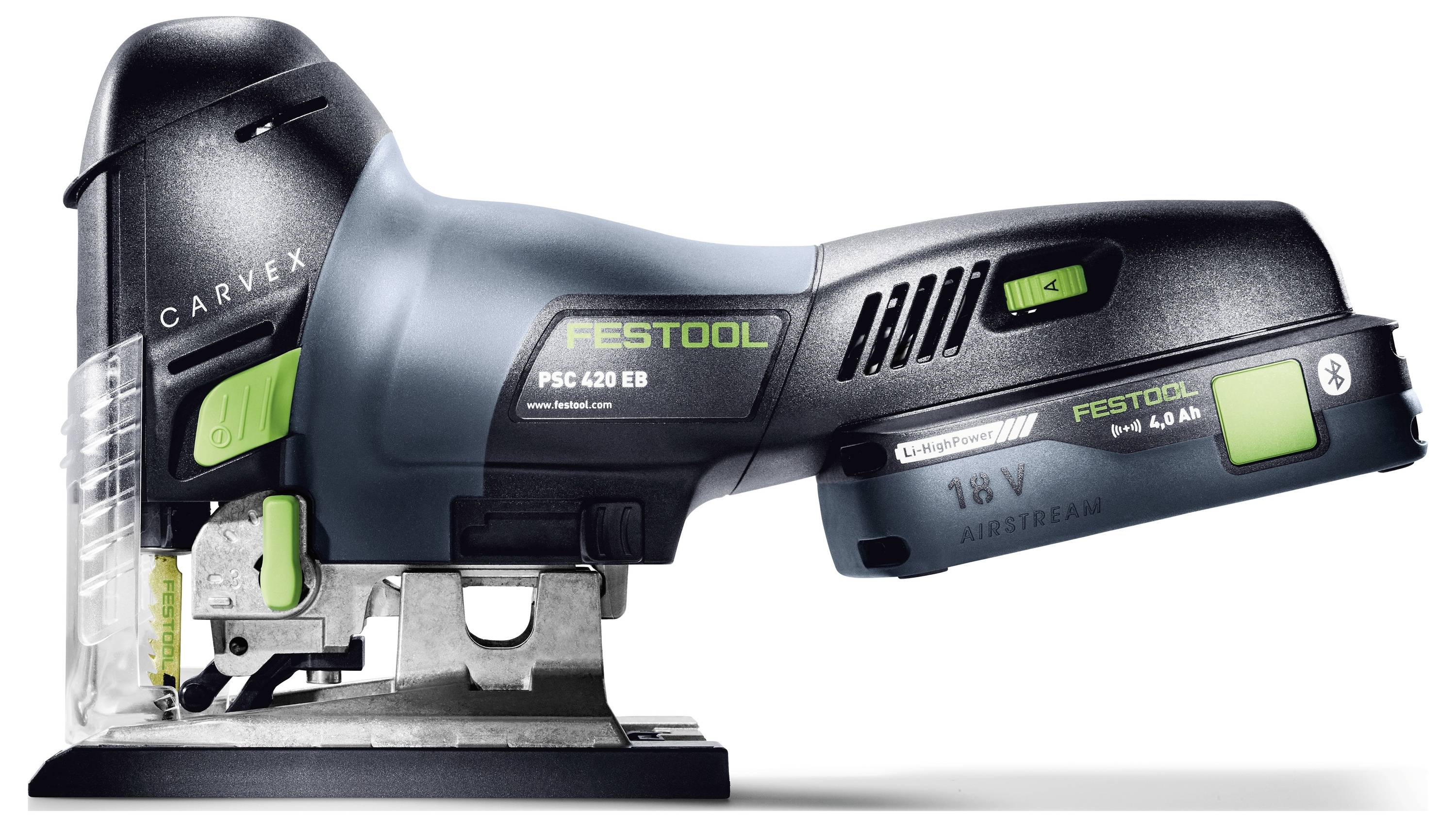 Eine Person in Schutzausrüstung verwendet ein Elektrowerkzeug, um Trockenbau in einem teilweise fertiggestellten Raum zu installieren.