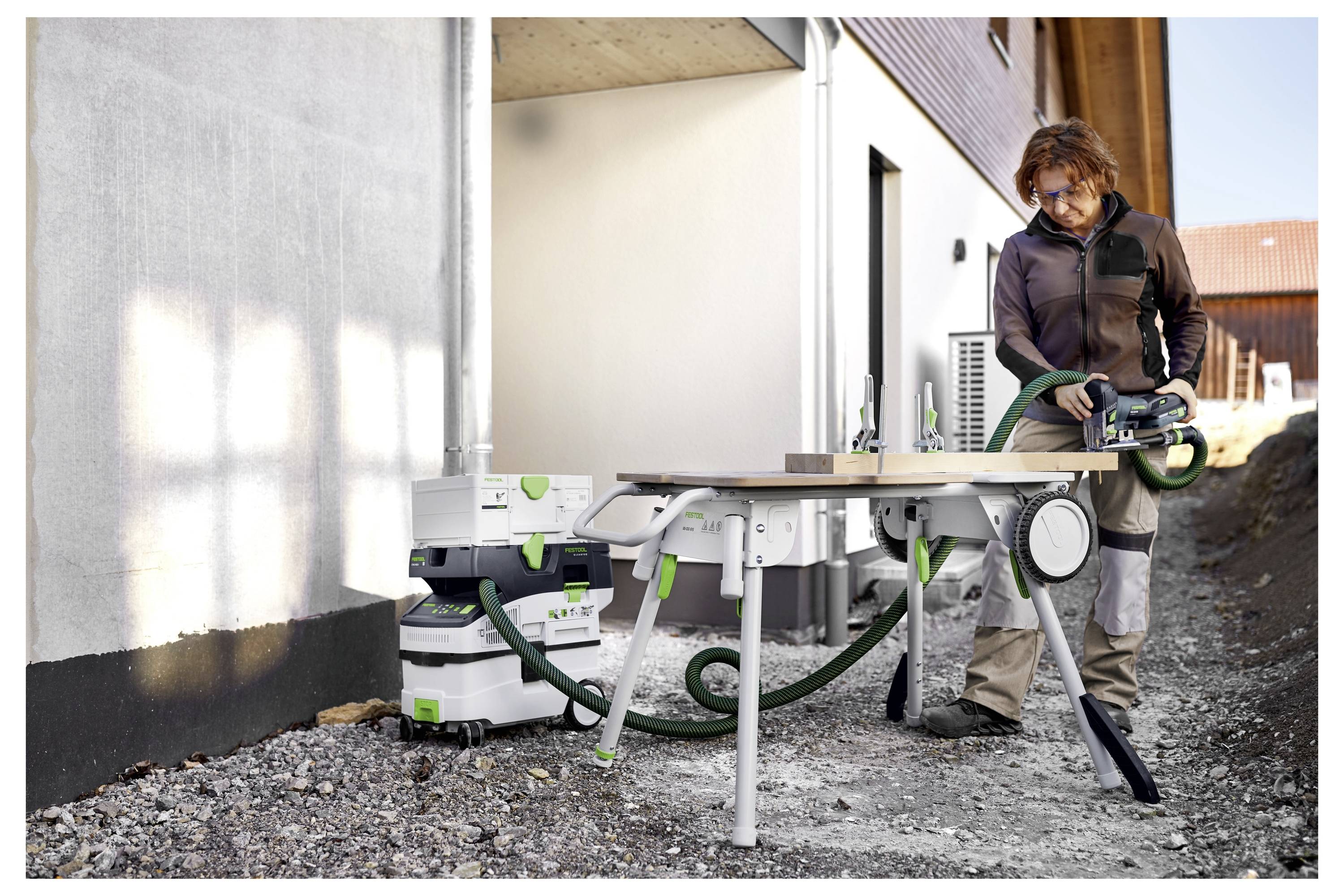 Eine Person benutzt ein tragbares Elektrowerkzeug an einem Fensterrahmen und konzentriert sich auf präzise Arbeit. Licht strömt von der Fensterbereich herein.