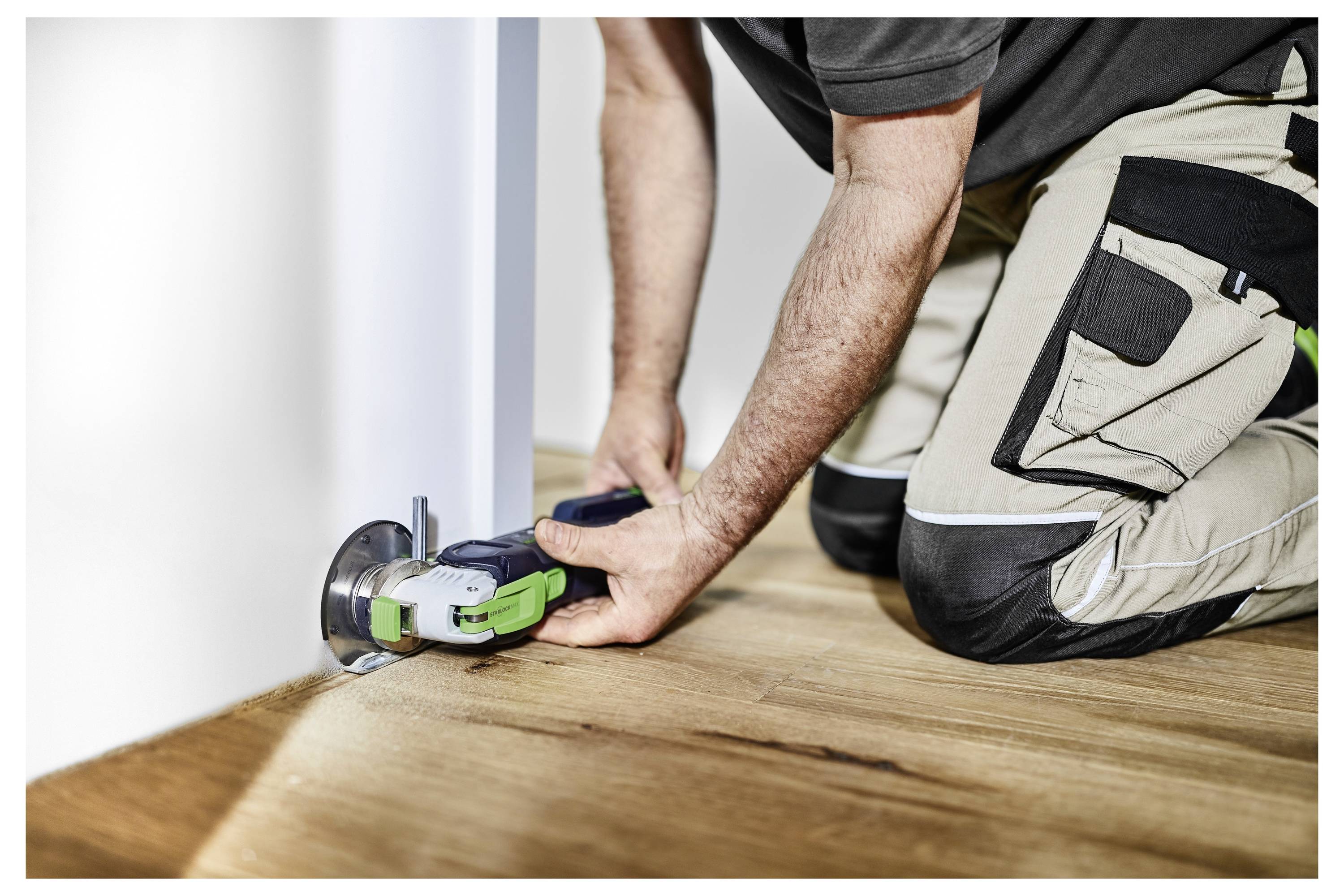Zwei Festool Elektrowerkzeuge: die DWC 18-4500 Magazin-Schraubmaschine und der DURADRIVE EC-TEC 4.0Ah Li-Ion Antrieb, nebeneinander dargestellt.