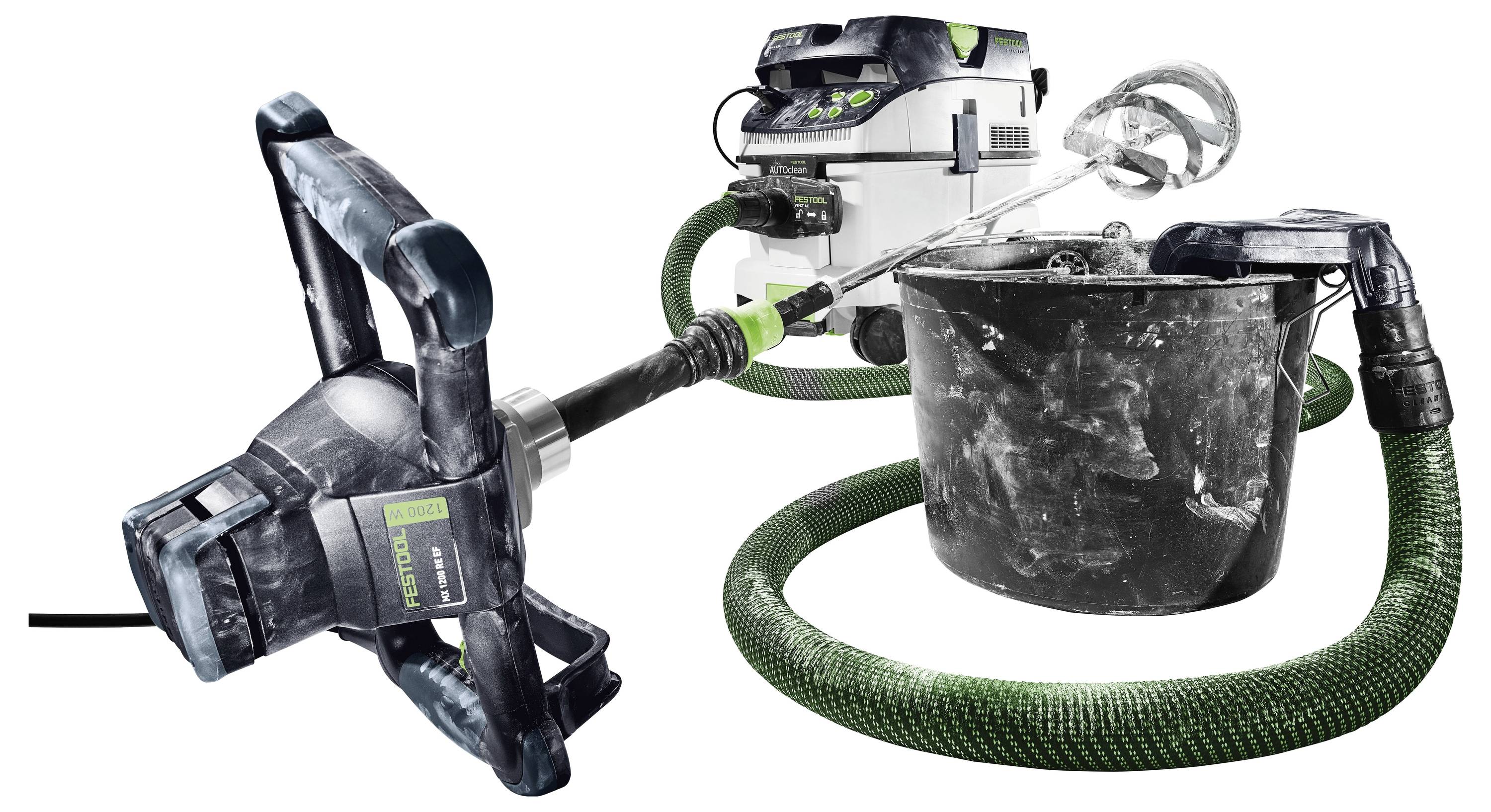 Ein tragbarer Mixer, der mit einem Staubsauerschlauch verbunden ist, angebracht an einem weißen Staubabscheider, positioniert über einem Eimer mit gemischten Materialien.