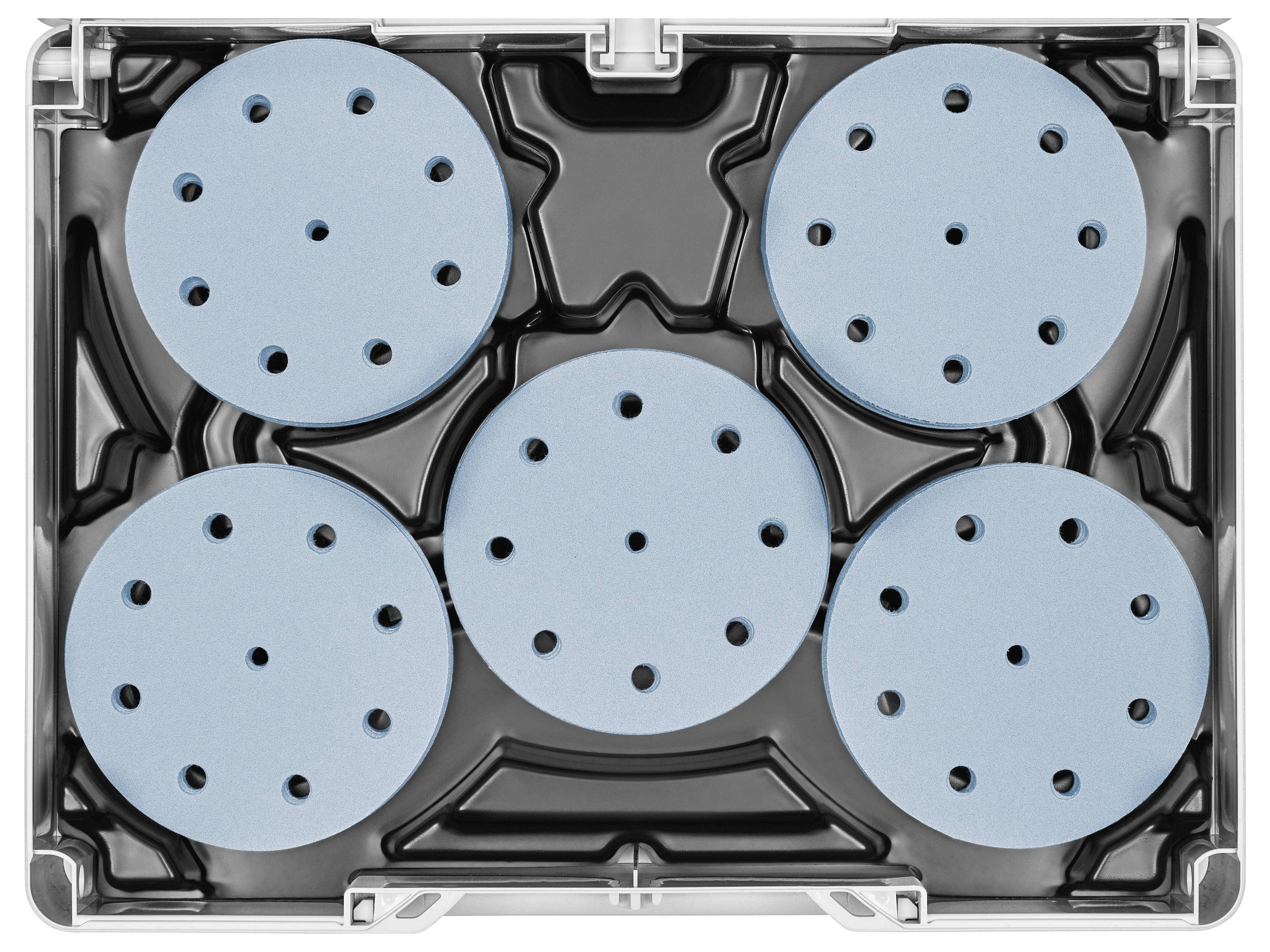 Eine Draufsicht auf eine Werkzeugtasche, die mit verschiedenen Werkzeugen und Materialien organisiert ist, einschließlich eines Hammers, eines Stahlmaßstabs, eines Schraubenziehers und von Batterien.