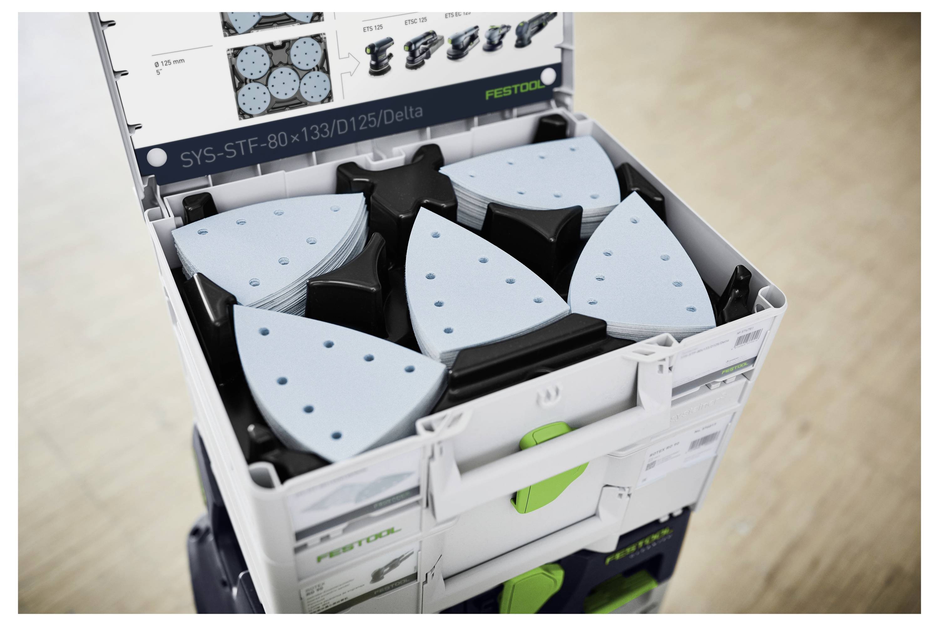 Eine Person verbindet zwei Holzdübel und demonstriert dabei eine Zapfen- und Schlitz-Verbindung (Mortise-and-Tenon-Joint-Technik) in der Holzbearbeitung.