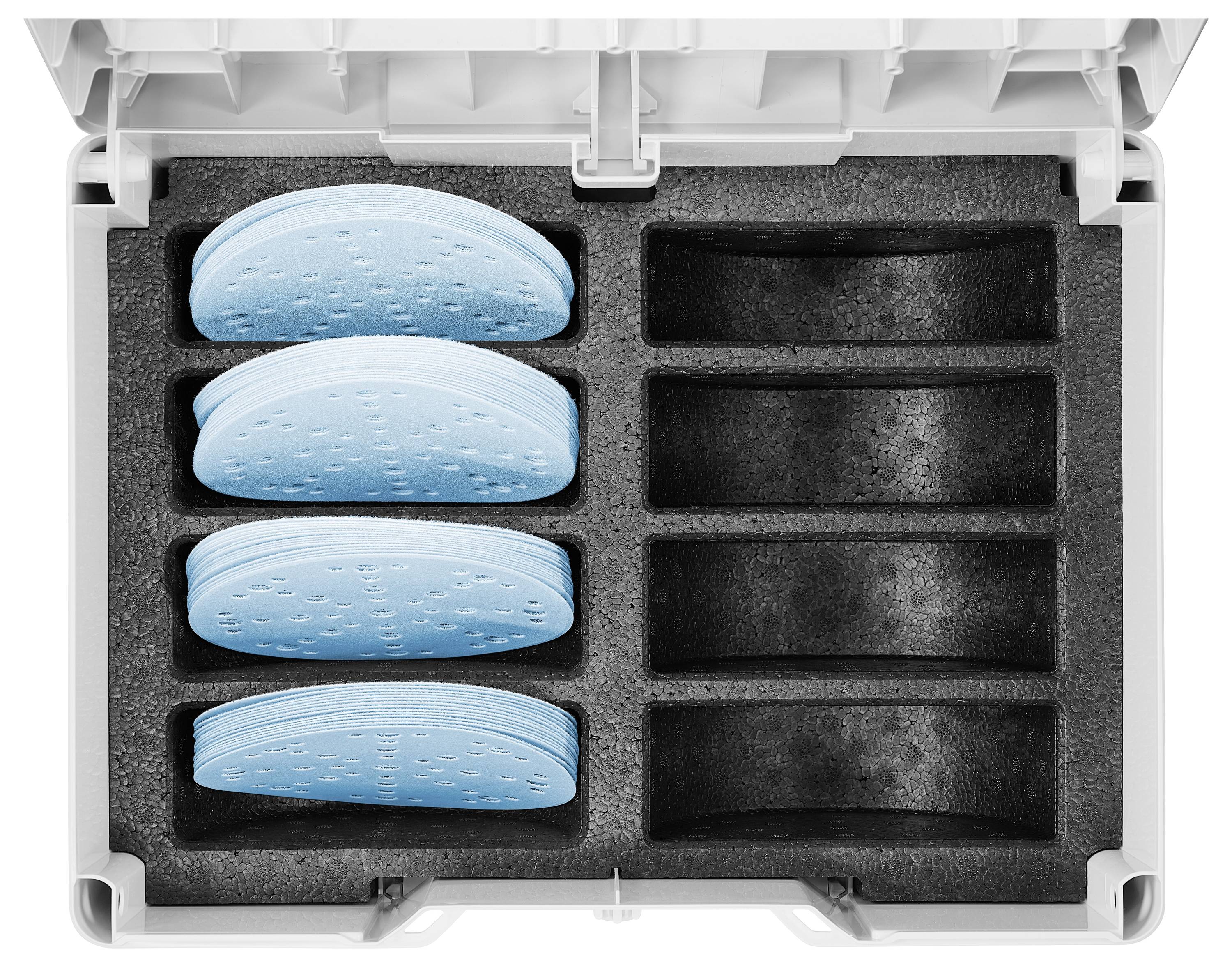 Eine Lagerkiste mit Schaumstoffeinteiler, enthält drei Stapel von hellblauen, perforierten Halbmasken-Atemschutzgeräten auf der linken Seite.