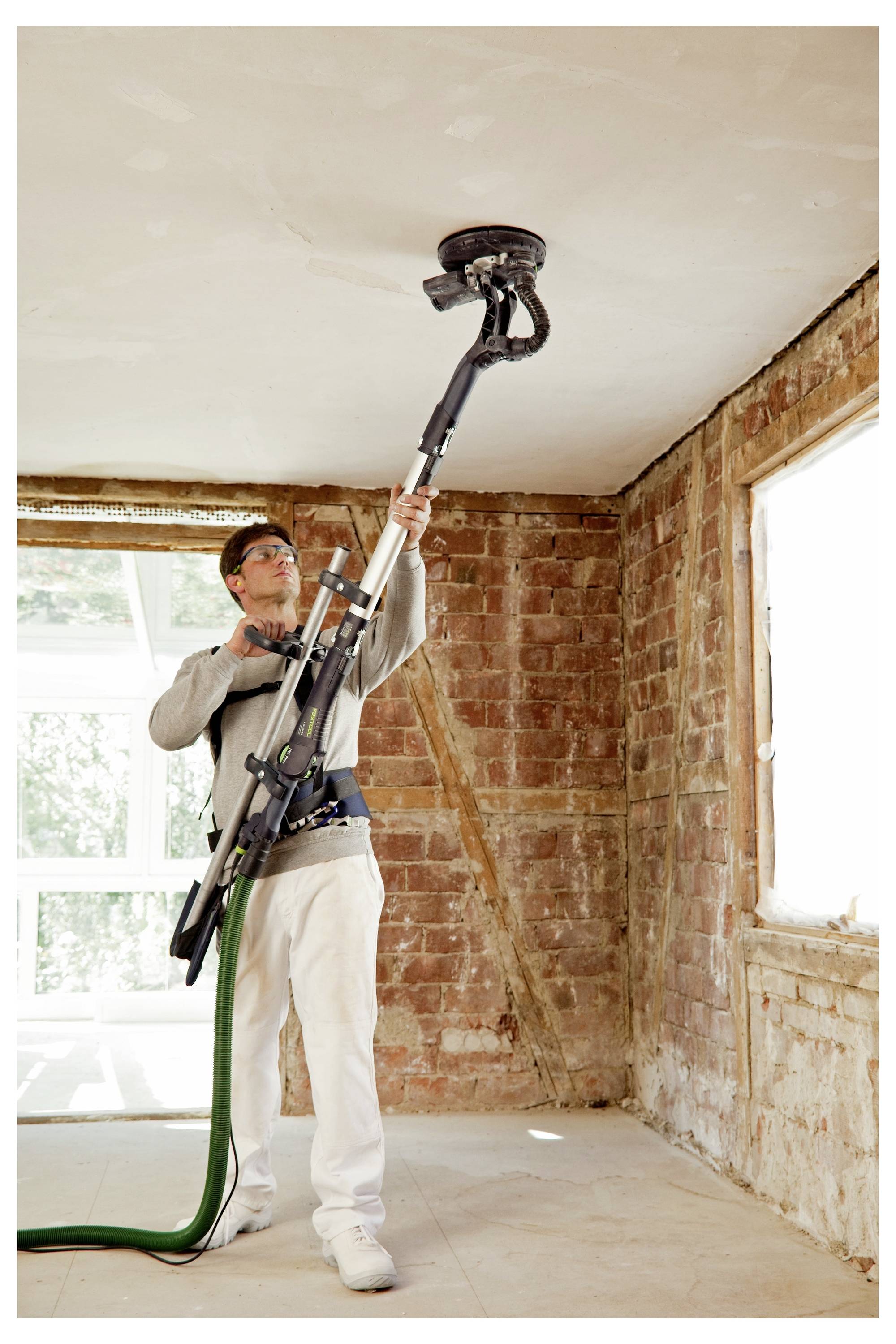 Ein Satz austauschbarer Festool-Bohraufsätze auf einer Lochplatte präsentiert, die Vielseitigkeit und verschiedene Werkzeugköpfe zeigt.