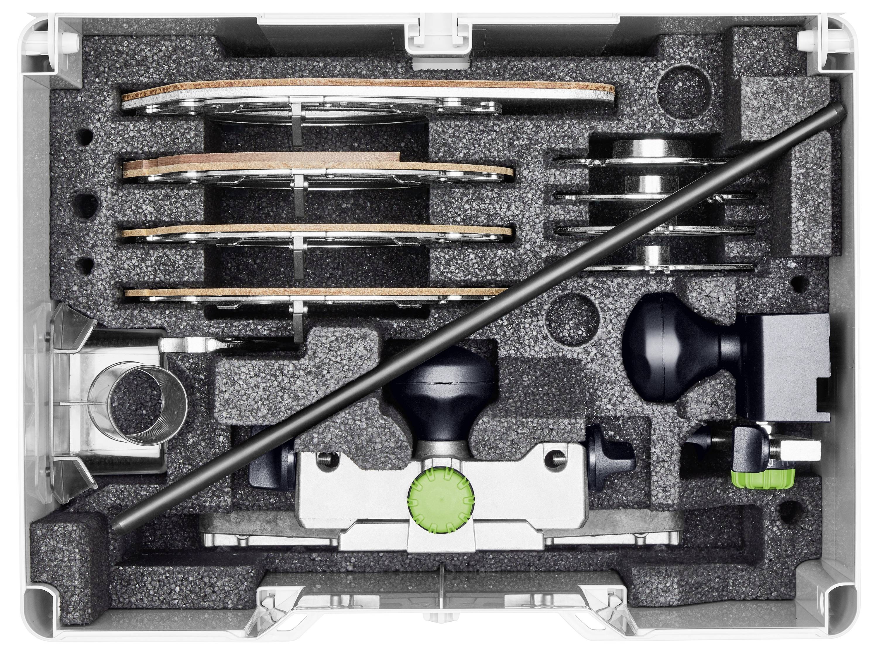 Eine Person nutzt einen Elektrophobel, um die Kante einer Holzplanke in einer Werkstatt zu glätten, mit Werkzeugen und Ausrüstung, die im Hintergrund sichtbar sind.