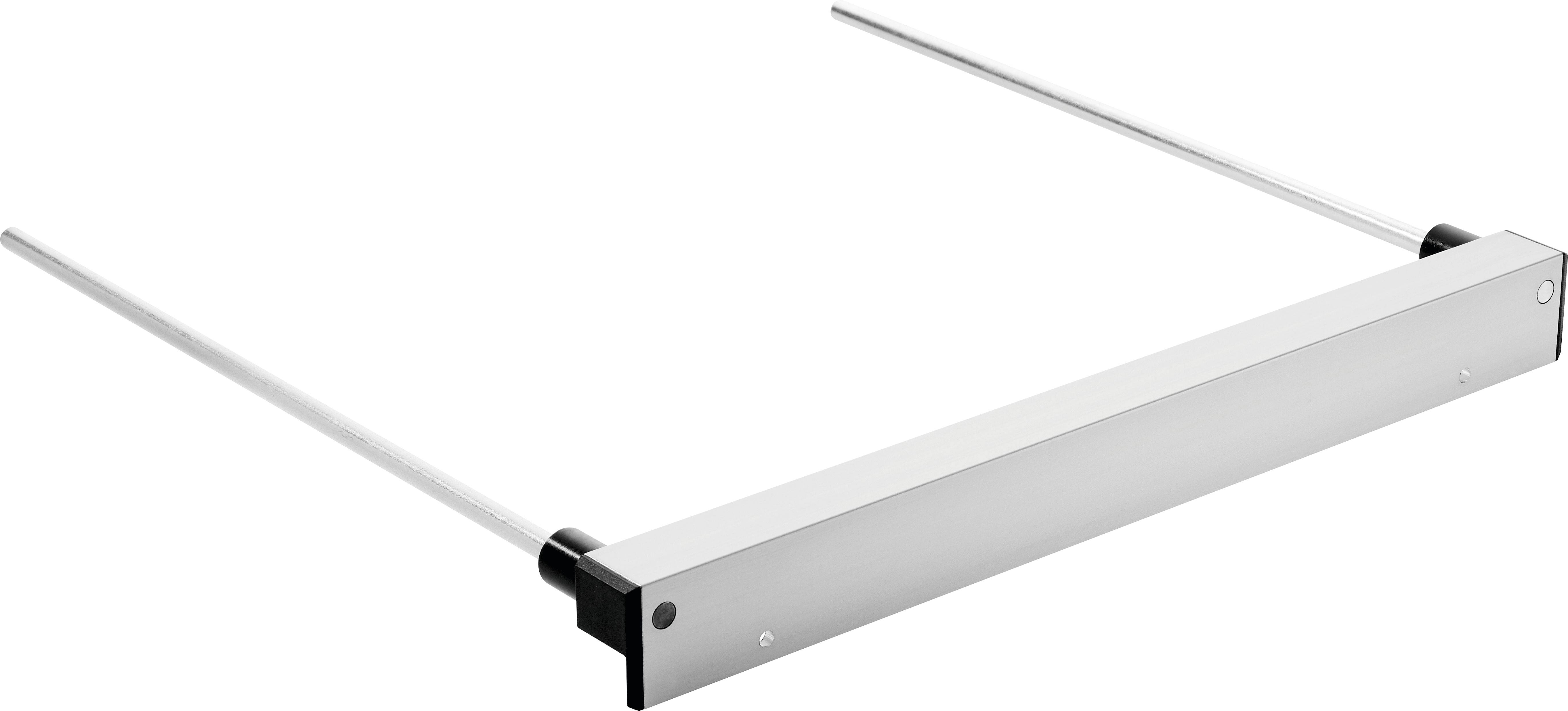 Ein schlankes, metallisches lineares Objekt mit zwei hervorstehenden Stäben, wahrscheinlich eine Halterung oder Regalkomponente, vor einem einfachen weißen Hintergrund gezeigt.