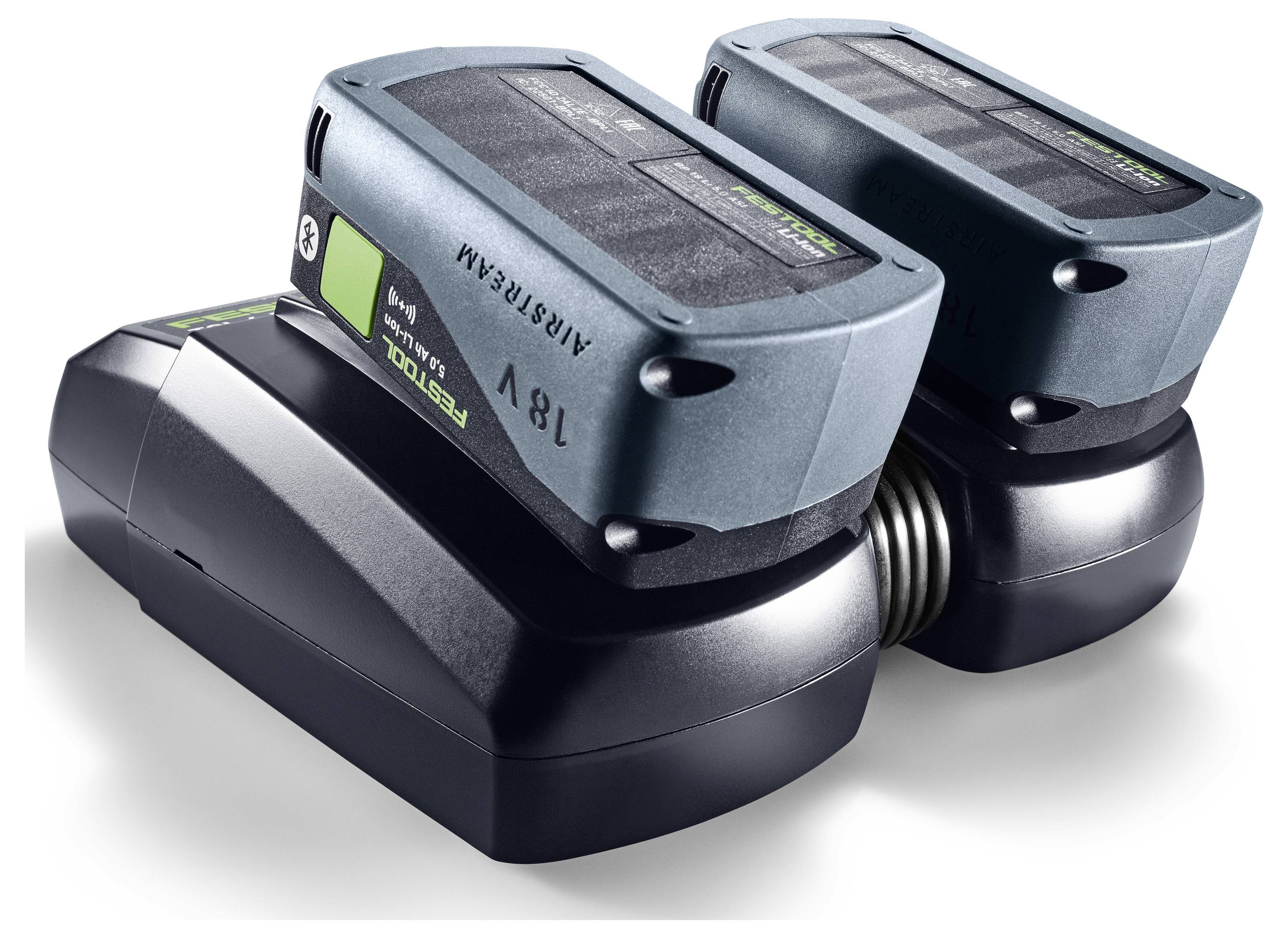 Zwei 18-V-Akkus auf einer Doppelladestati­on. Die Batterien verfügen über LED-Anzeigen und sind für Elektrowerkzeuge ausgelegt.