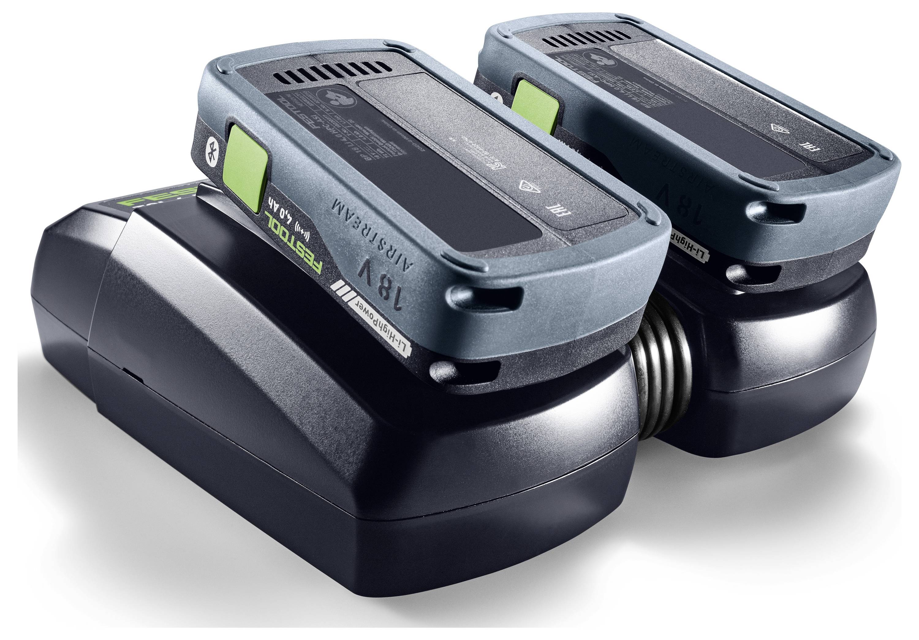 Zwei gestapelte schwarze und blaue 18-V-Lithium-Ionen-Akkus mit grünen Akzenten, entworfen für Elektrowerkzeuge, auf einer weißen Oberfläche platziert.