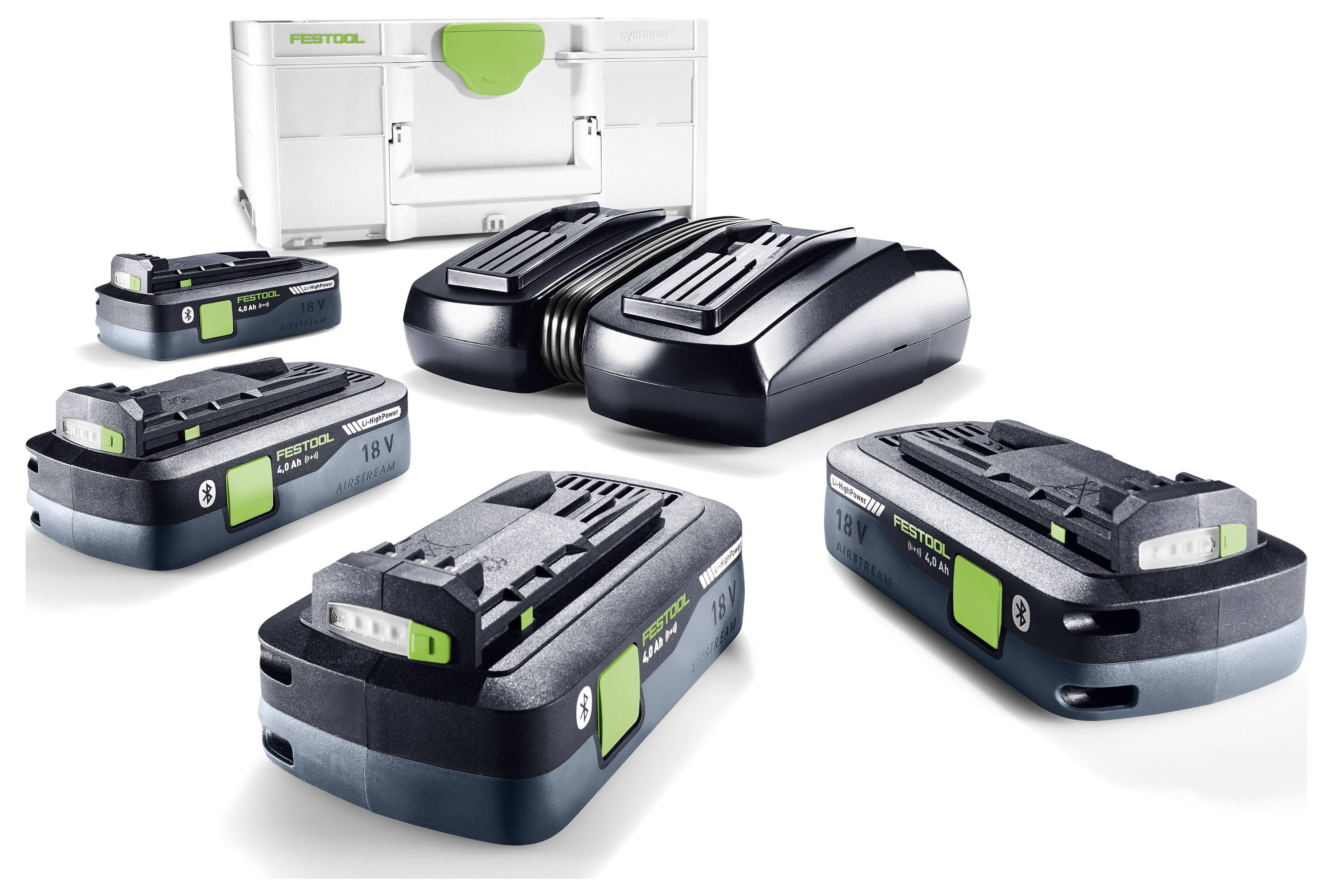 Fünf schwarze und grüne wiederaufladbare Batterien und ein Ladegerät sind vor einer weißen Werkzeugkiste angeordnet. Jede Batterie zeigt „18V