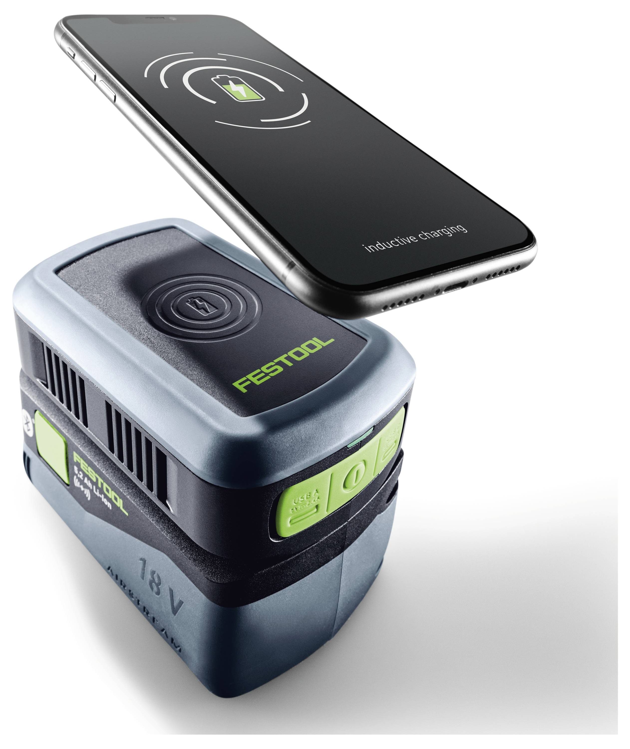 Ein Mobiltelefon lädt drahtlos auf einem 18V Festool-Akku auf und demonstriert die Induktionsladetechnologie.