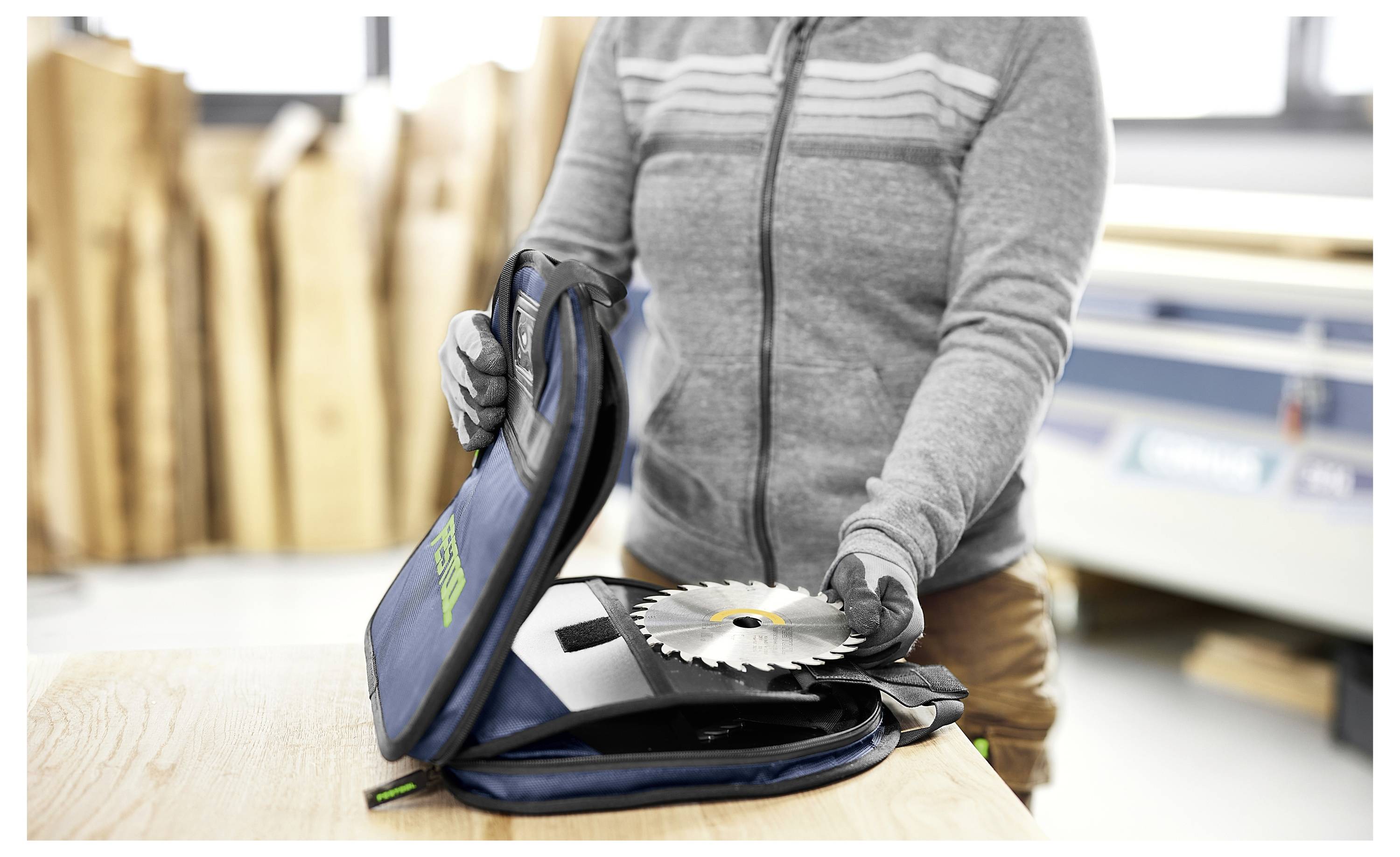 Ein Kreissägeblatt für Festool mit 18 Zähnen und den Abmessungen 160x2,0mm, mit einem gelb-orangefarbenen Etikett, das es als Standard kennzeichnet.