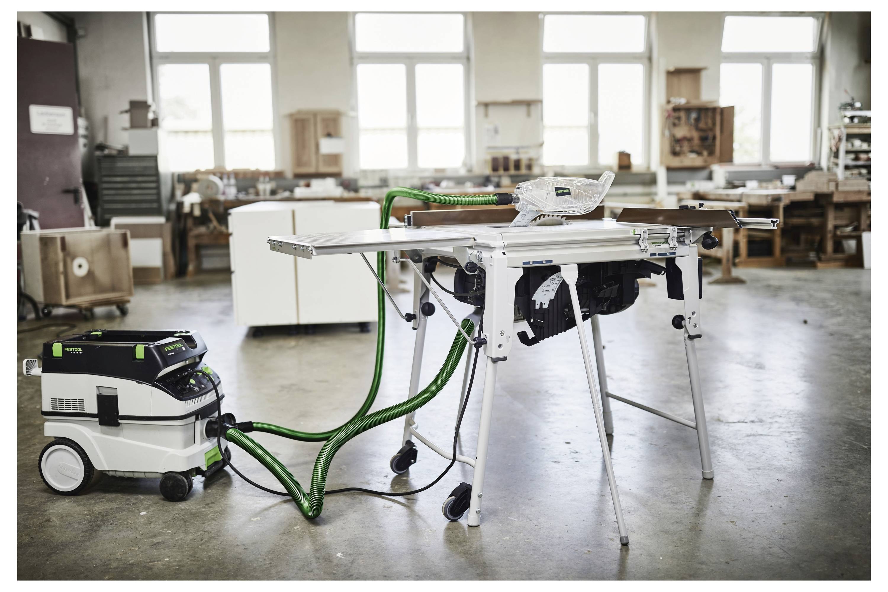 Eine Nahaufnahme der Hände einer Person, die sorgfältig Schleifpapier an einen elektischen Schleiffer befestigt, was den Einrichtungsprozess zum Schleifen veranschaulicht.