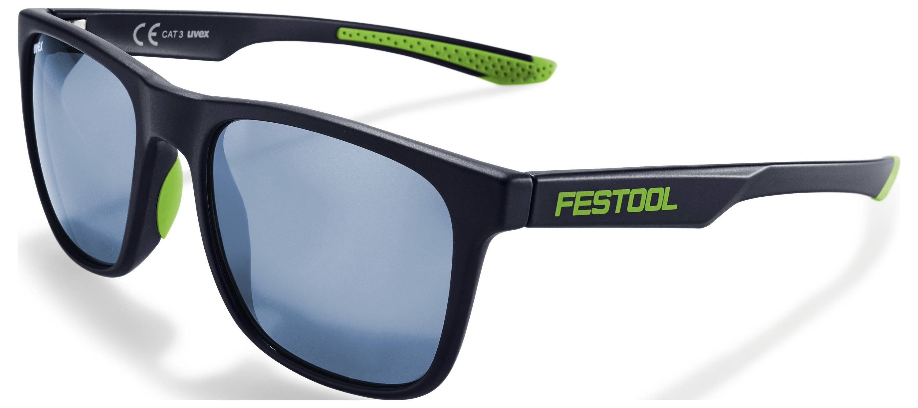 Eine Person benutzt ein tragbares Elektrowerkzeug auf einer Arbeitsfläche und konzentriert sich auf die Führung und den Schneidmechanismus des Werkzeugs.