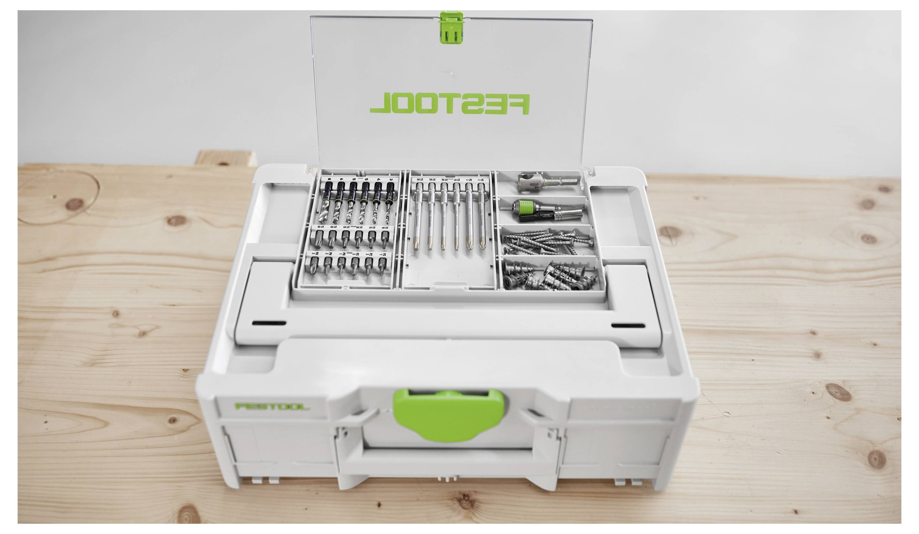 Eine Person nutzt einen tragbaren elektrischen Schleiffer mit der Bezeichnung „Festool