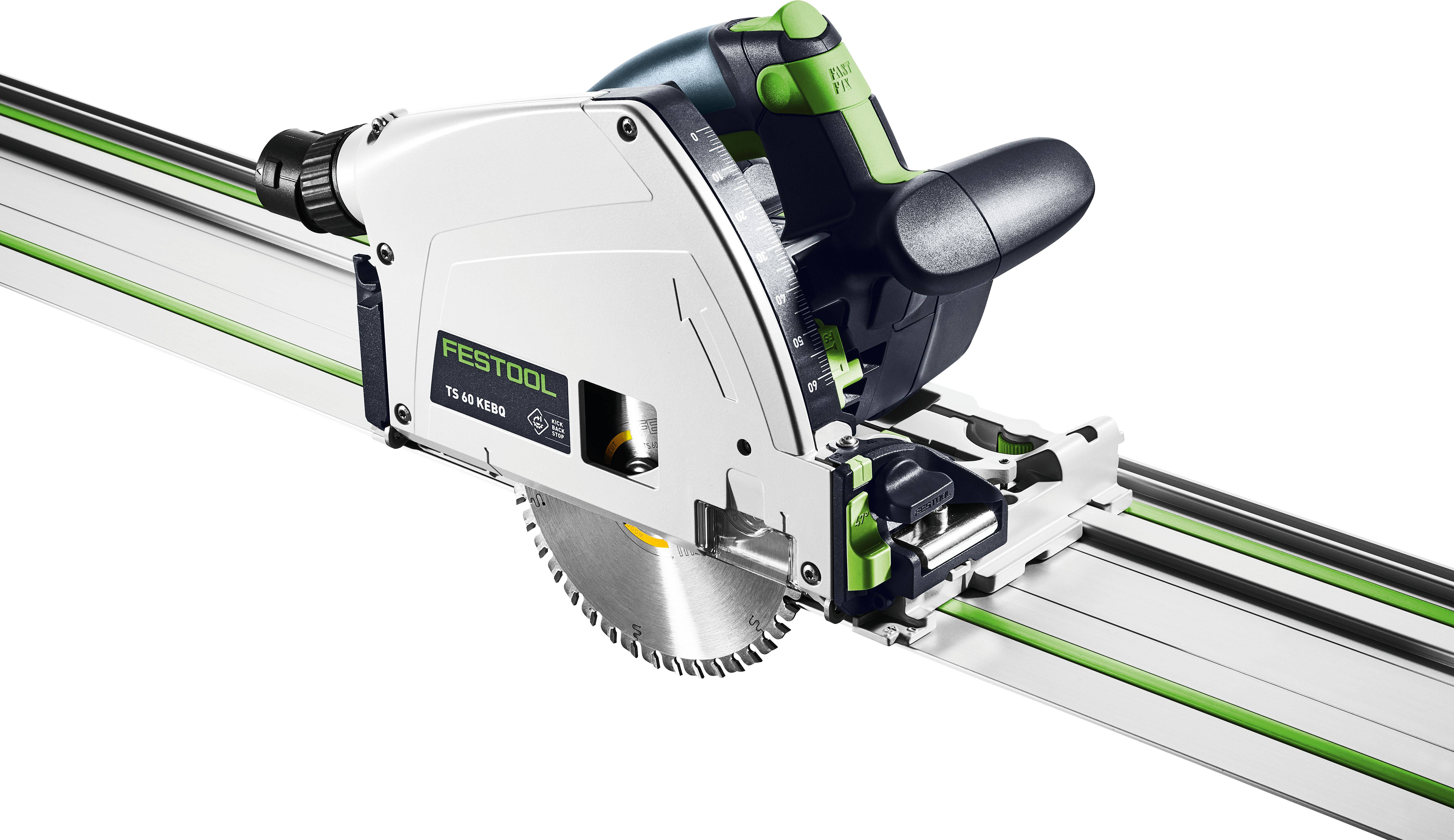 Eine Festool TS 55 REBQ Kreissäge auf einer Führungsschiene, konstruiert für präzise Schnitte. Die Säge ist weiß mit grünen und schwarzen Akzenten.