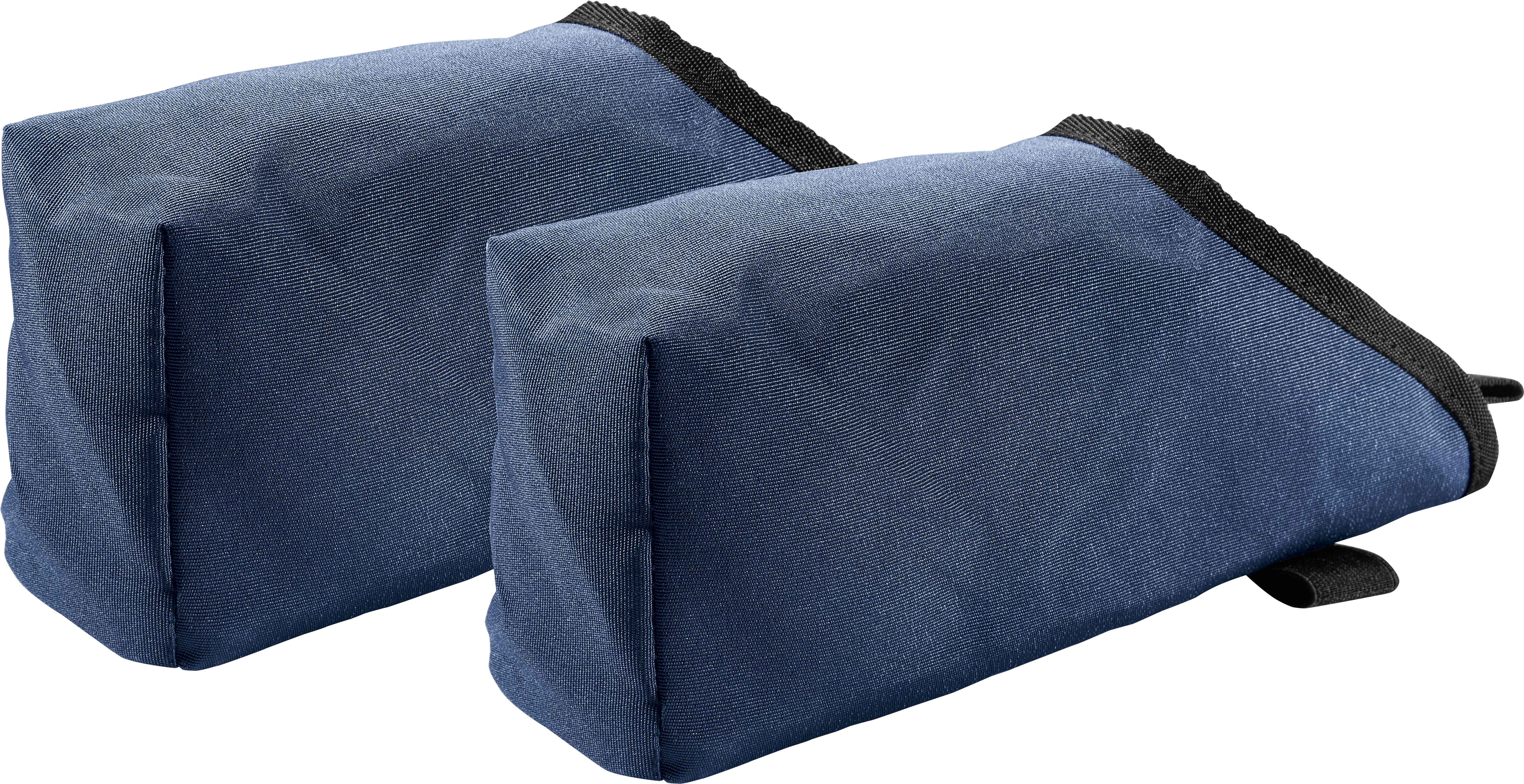 Zwei große, rechteckige dunkelblau gefärbte Sandsäcke, die zur Stabilisierung und Unterstützung von Kameraausrüstung verwendet werden, nebeneinander auf weißem Hintergrund platziert.