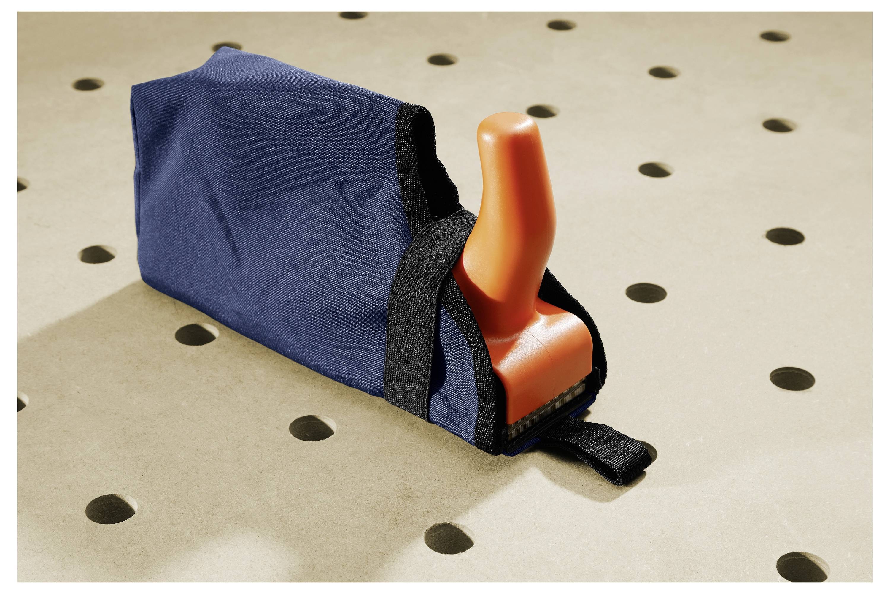 Eine Person verwendet einen tragbaren Elektroschleiffer auf einer Holzoberfläche, um das Material zu glätten oder zu bearbeiten.