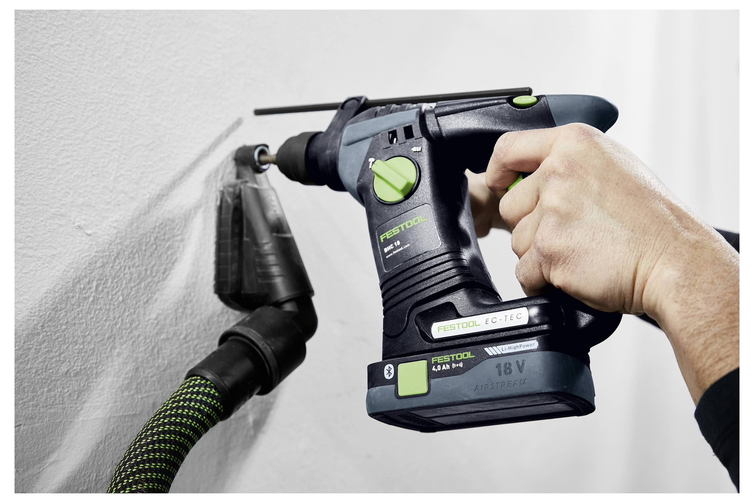 Eine Person verwendet einen schwarzen Elektroschlifer präzise auf einer Holzoberfläche und zeigt dabei Schreiner- oder Holzbearbeitungsarbeit.