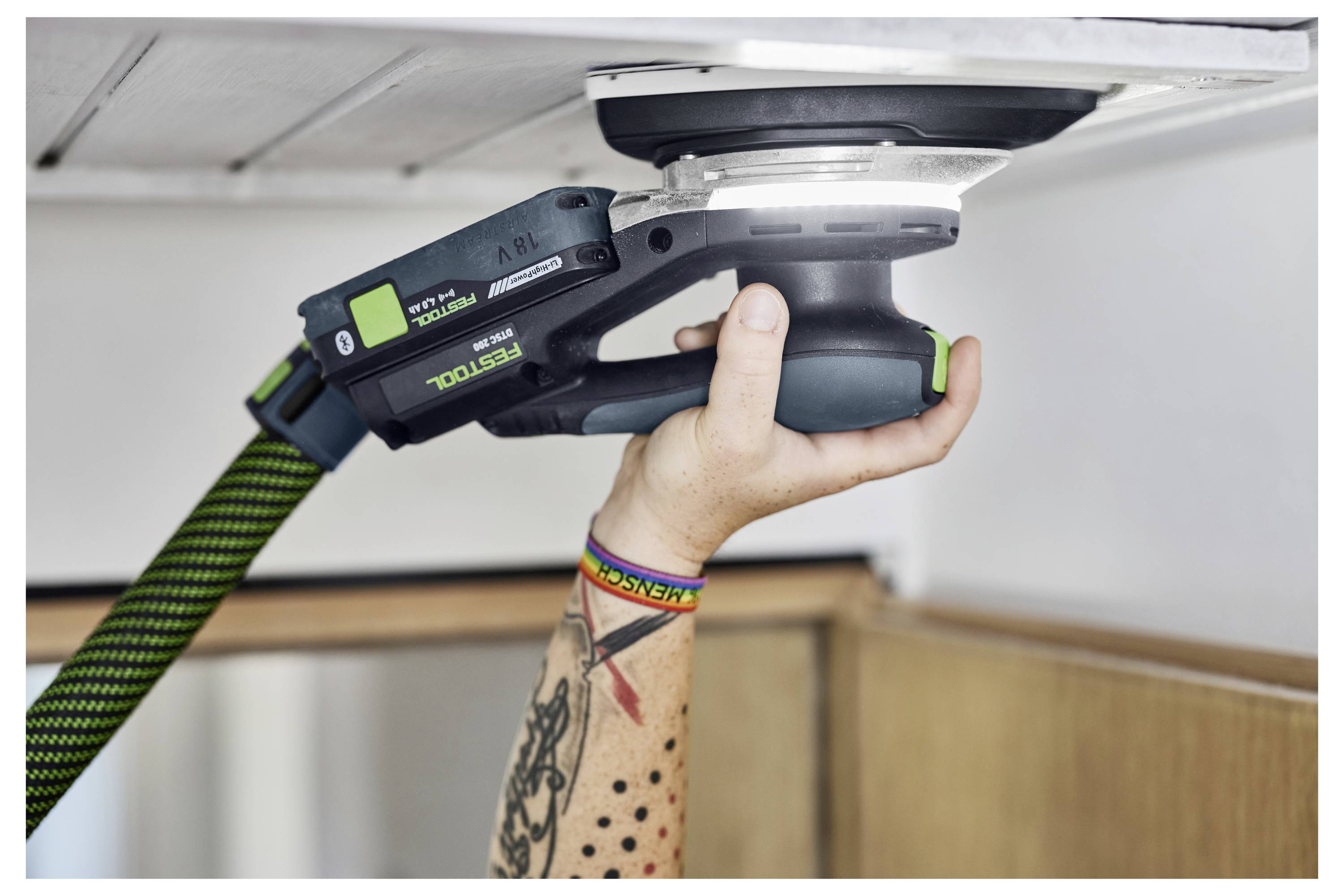 Eine Person, die einen schwarzen Hoodie mit 