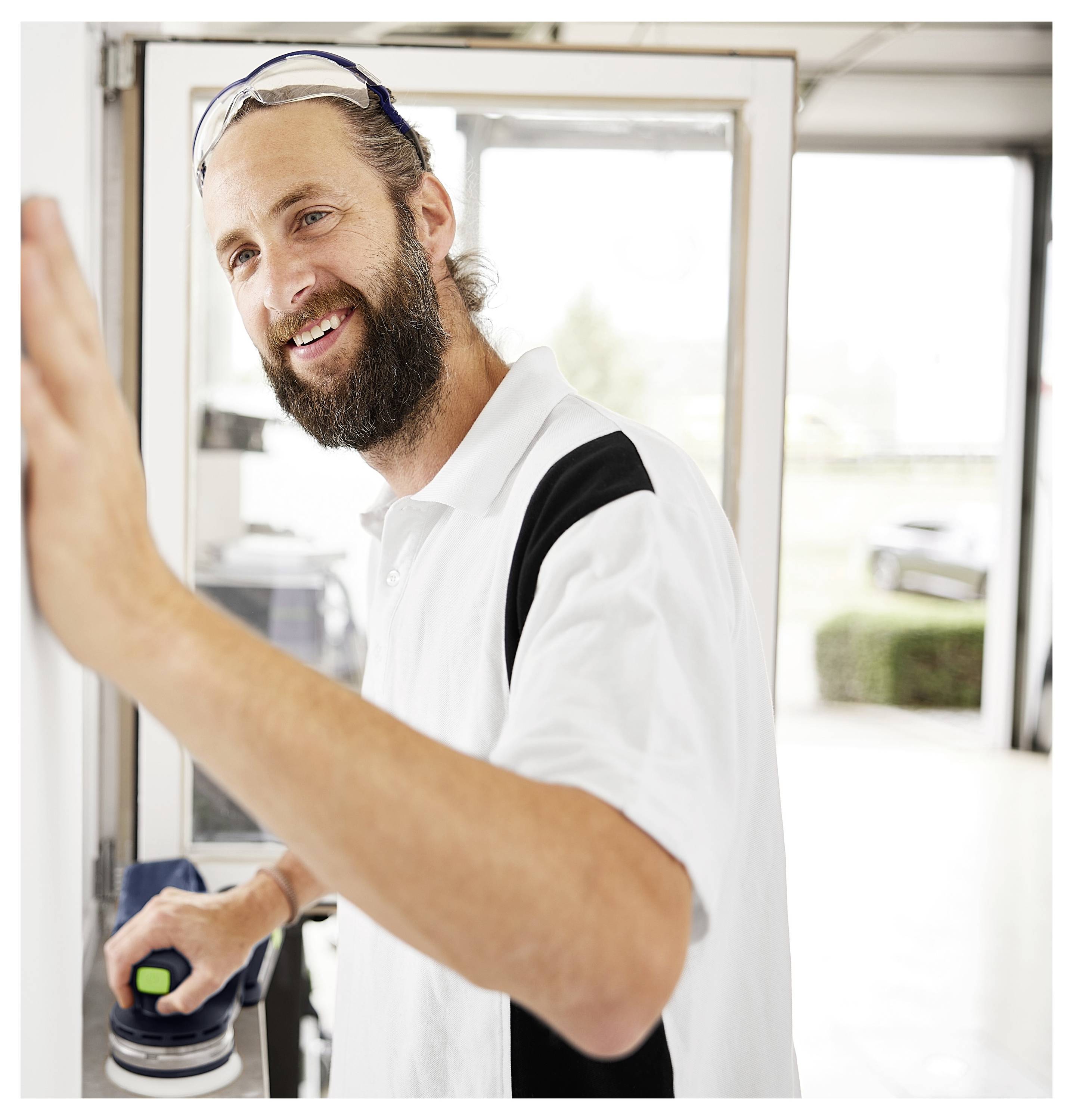 Vier Kreissägeblätter mit scharfen Zähnen, die in verschiedenen Winkeln angeordnet sind und ihre metallische Oberfläche sowie Markierungsdetails zeigen.