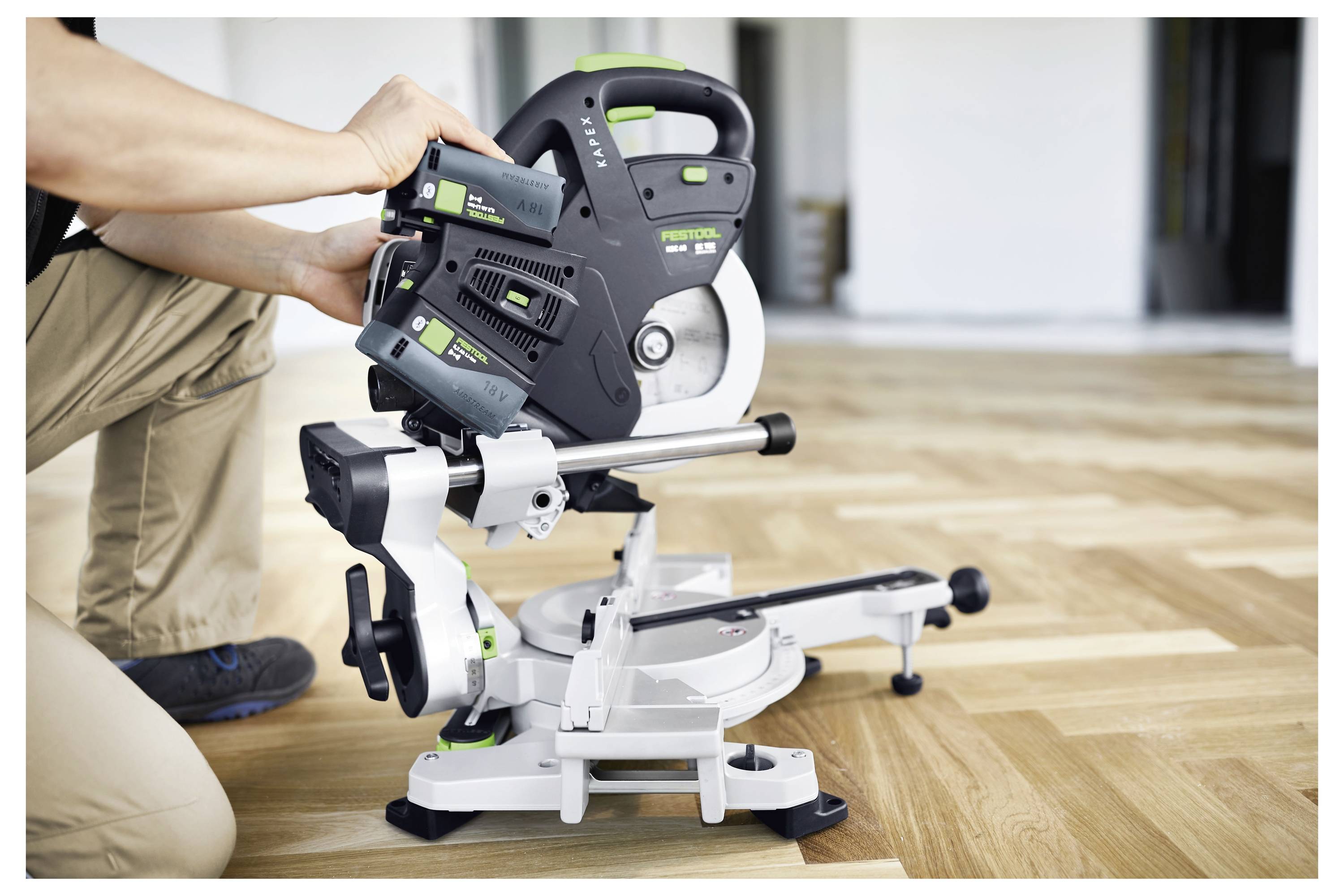 Bild einer Gehrungssäge mit einer Kreissägeblatt und verstellbaren Winkeleinstellungen, die für präzises Schneiden in Holzbearbeitungsprojekten entwickelt wurde.