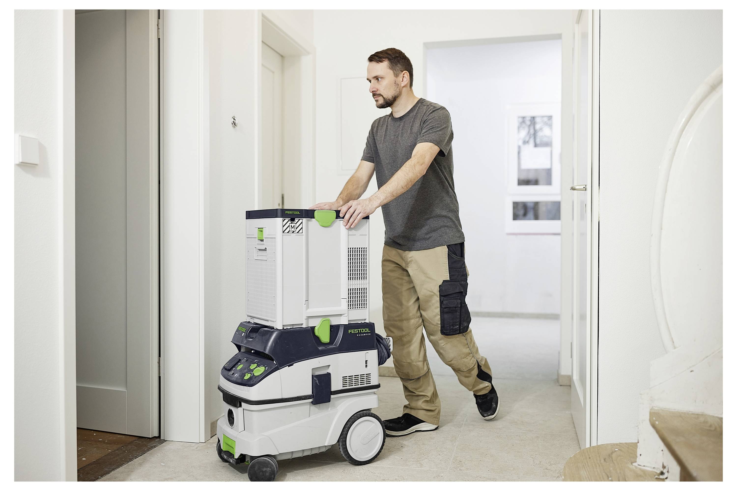 Eine offene Werkzeugkiste mit verschiedenen Fächern, die mit unterschiedlichen Schrauben, Nägeln und Dübeln gefüllt sind, ordentlich auf einer Holzoberfläche organisiert.