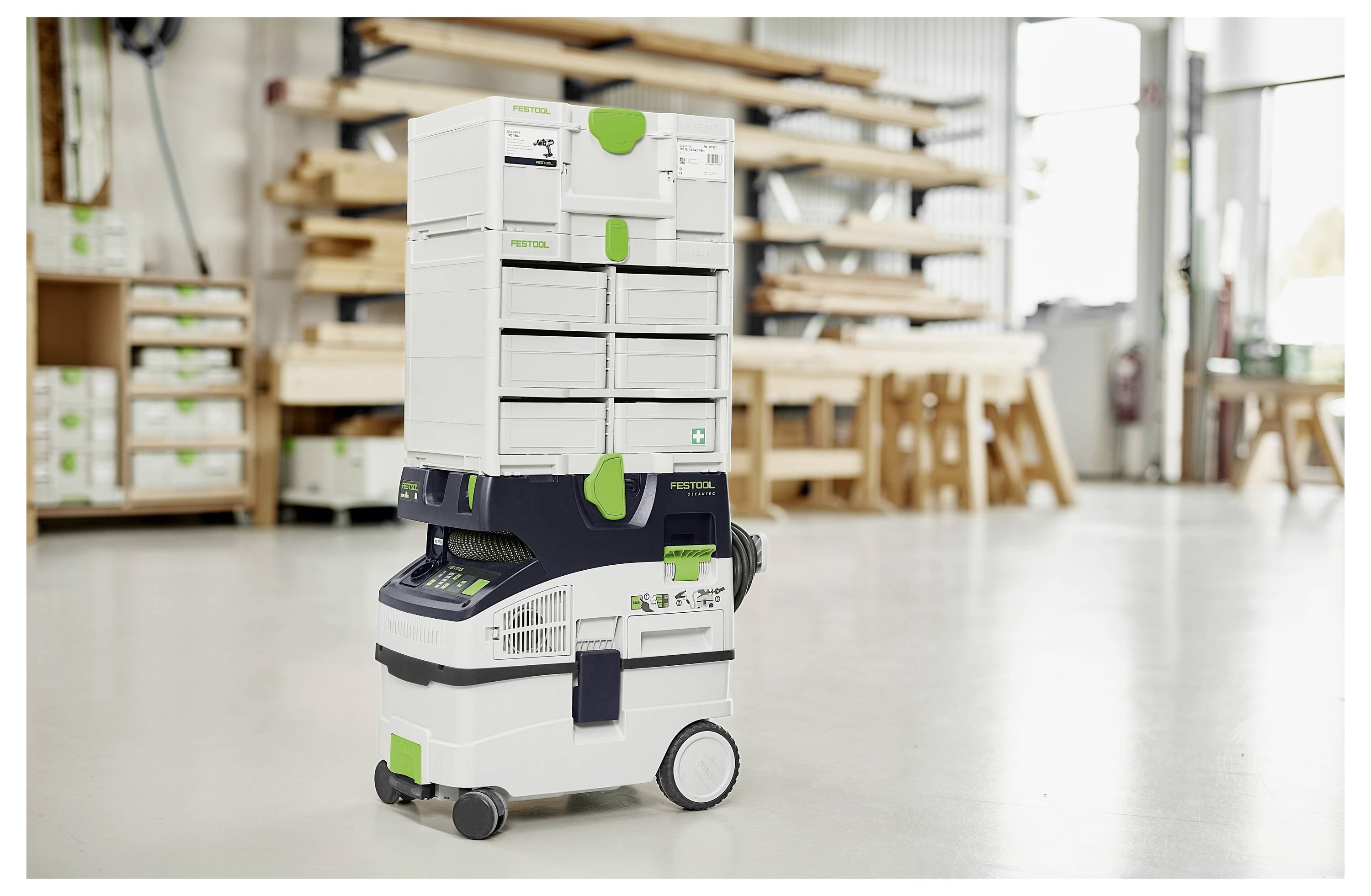 Eine Person nutzt ein Elektrowerkzeug, um Holz entlang einer Führungsschiene zu sägen, wobei der Fokus auf Präzision und Ausrichtung in einer Werkstattumgebung liegt.