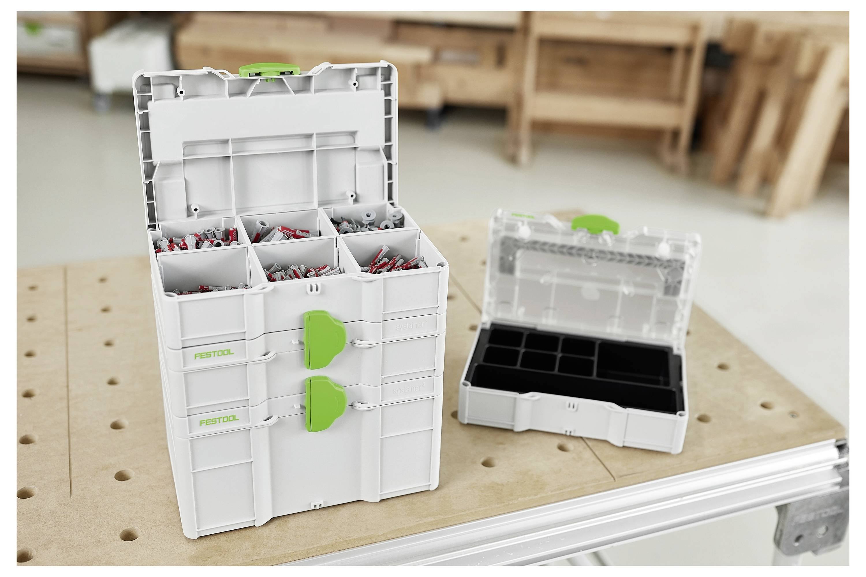 Eine Person, die eine Kapp- und Gehrungs-Kreissäge auf einem Holzboden einstellt, wobei das kabellose, tragbare Design und der Fokus auf den Akkubetrieb hervorgehoben wird.