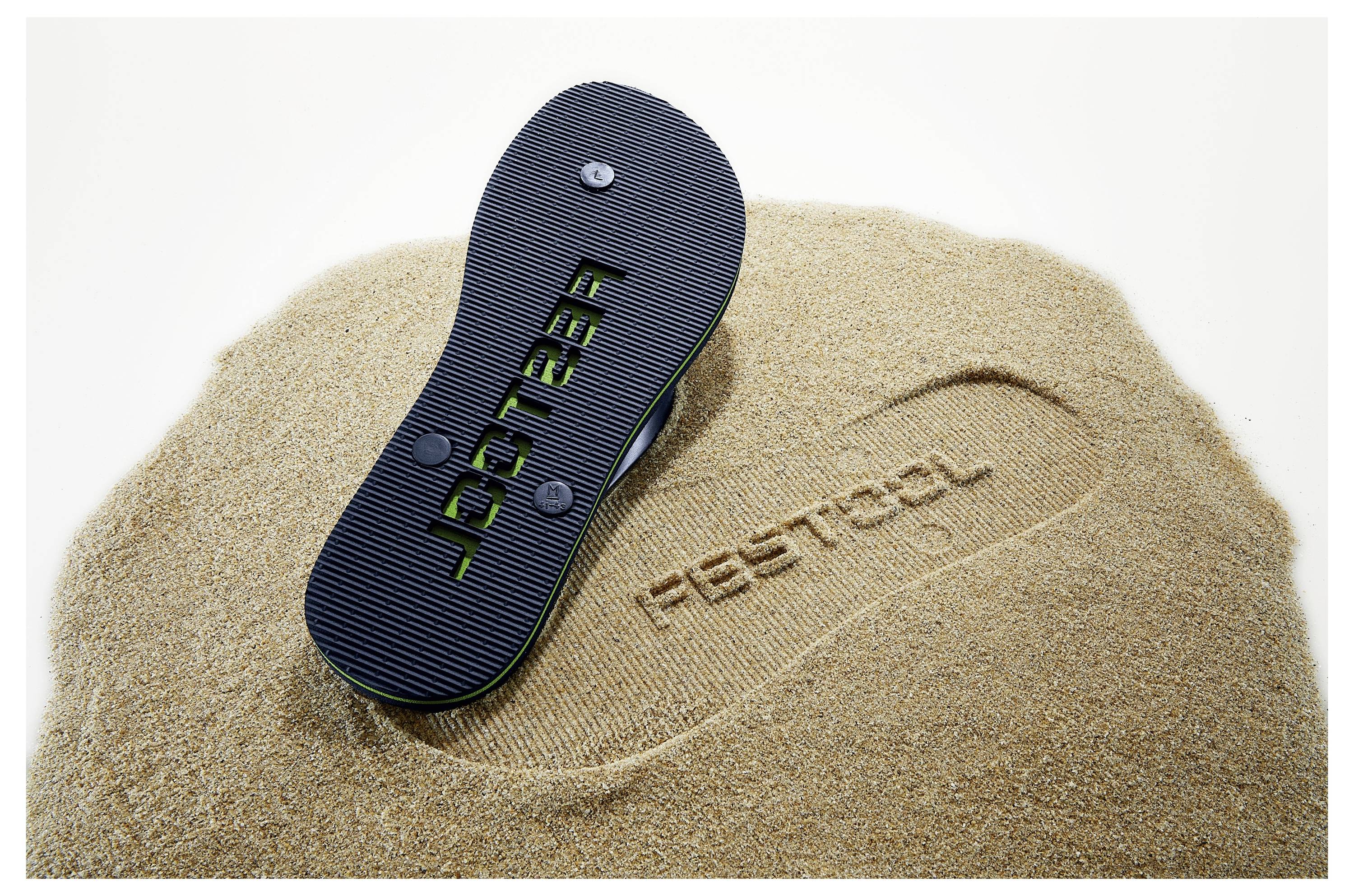 Ein Tischoberfräser mit Führungsschiene auf einer Werkbank, verwendet für präzise Holzschneid- und Formungsaufgaben.