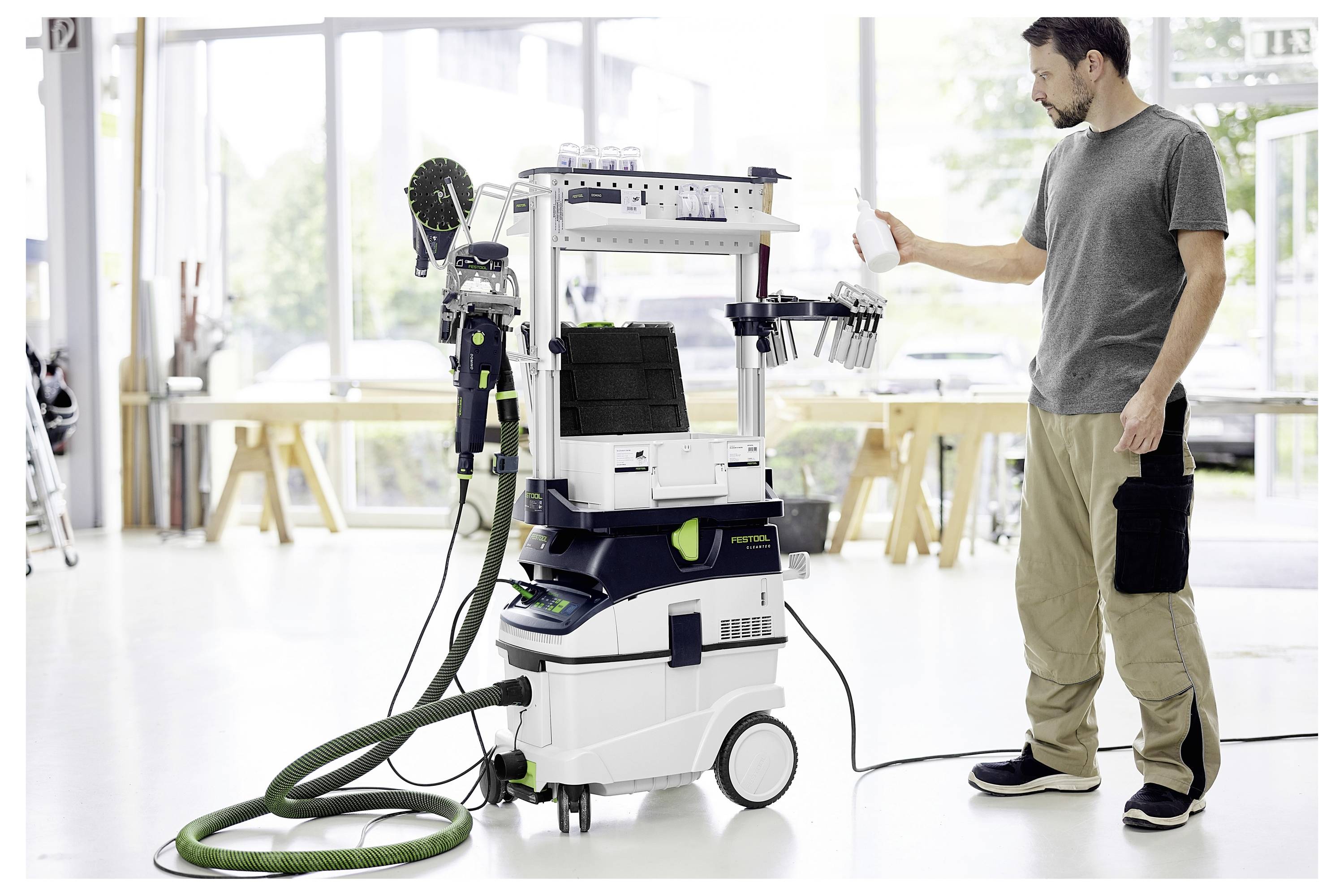 Herrengrößentabelle mit Messungen in Zentimetern für die Größen S bis XXXL: Brustumfang (A), Taille (B) und Hüfte (C).