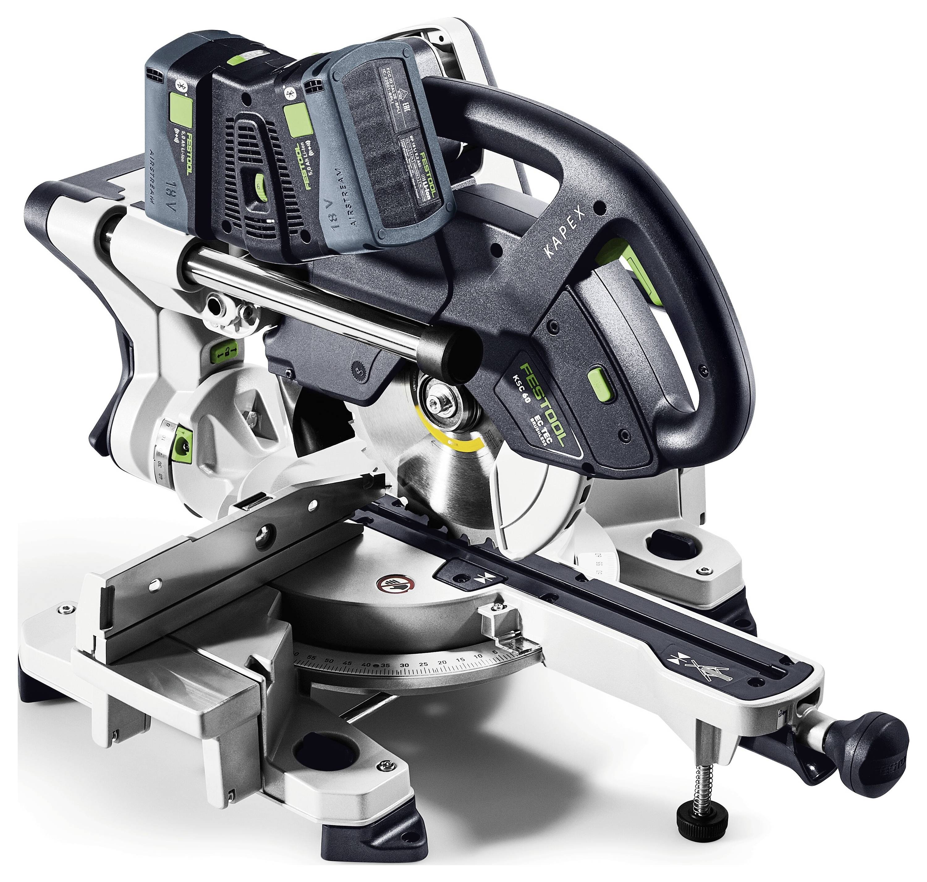 Eine Verbundgehrungssäge mit einer Kreissäge, die Messskalen und einen Schieberam aufweist. Die Säge ist mit zwei Akkupacks ausgestattet.