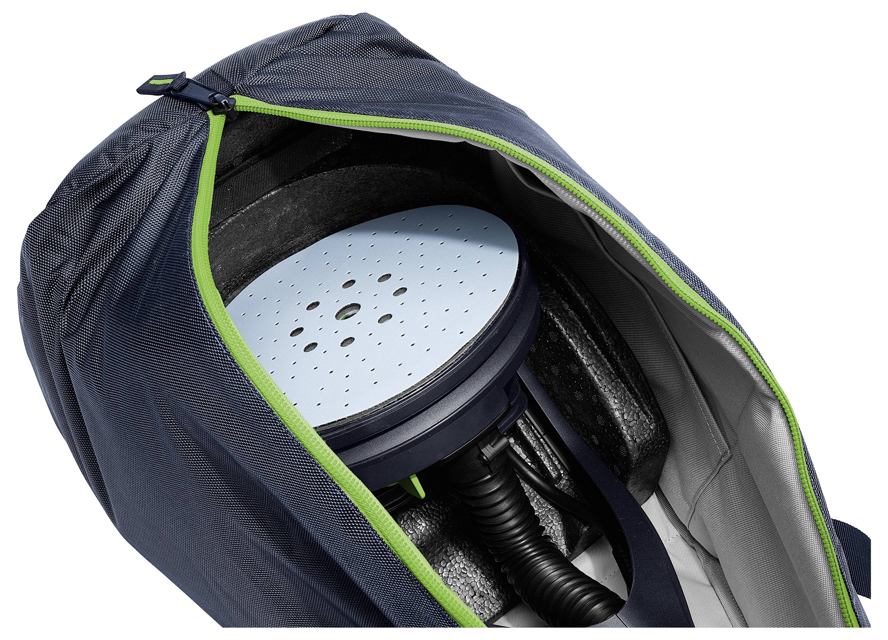 Ein Staubsauger, der in einer teilweise offenen dunkelblau Tasche gelagert wird und seinen runden perforierten Filter und die Schlauchverbindung zeigt.