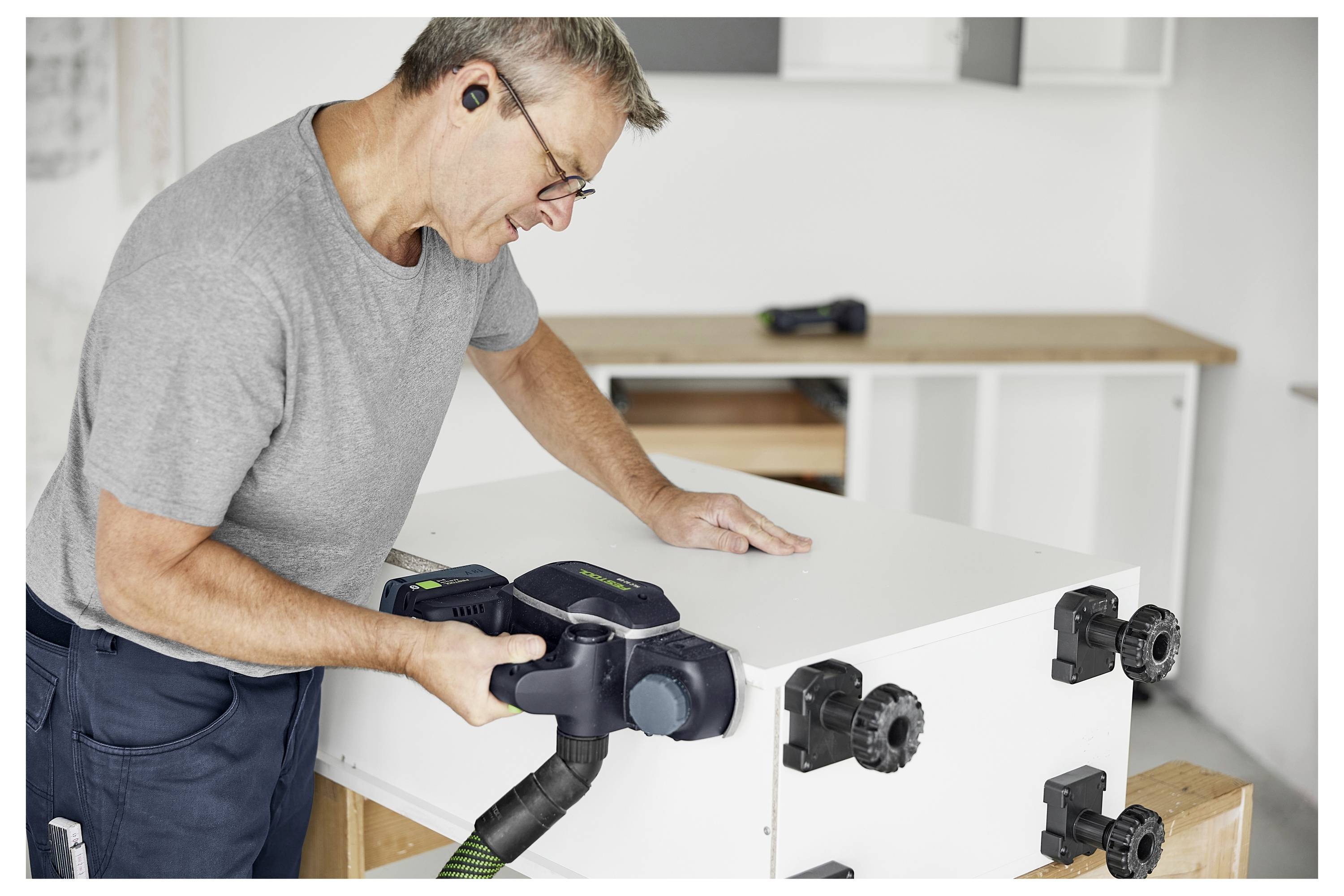 Größentabelle mit zwei nebeneinander angeordneten Körperumrissen, gekennzeichnet mit A, B, C, zeigt Maße für die Größen S bis XXXL in Zentimetern.