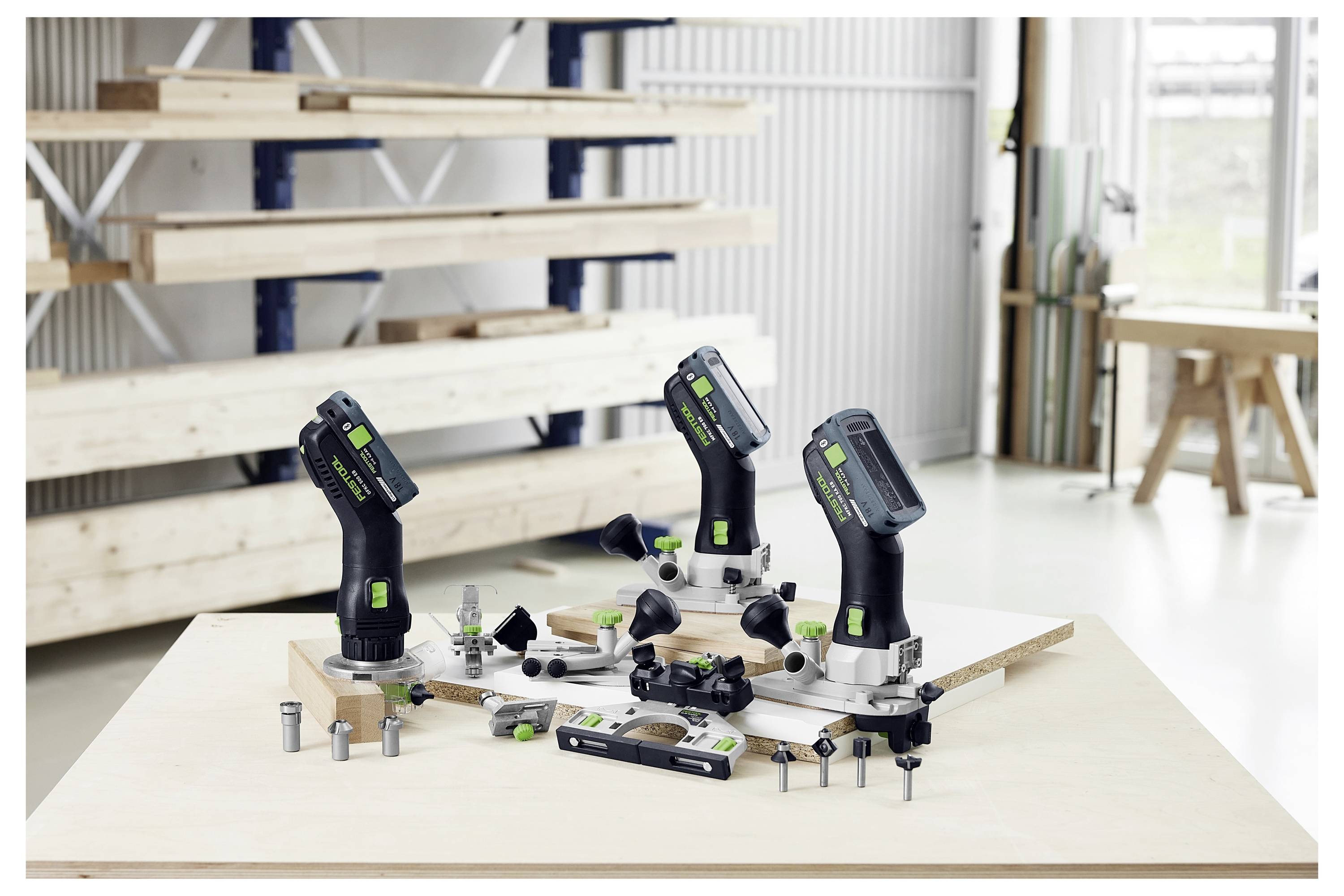 Eine Person in einer Werkstatt, die ein dunkelblaues Hemd und Shorts mit dem 