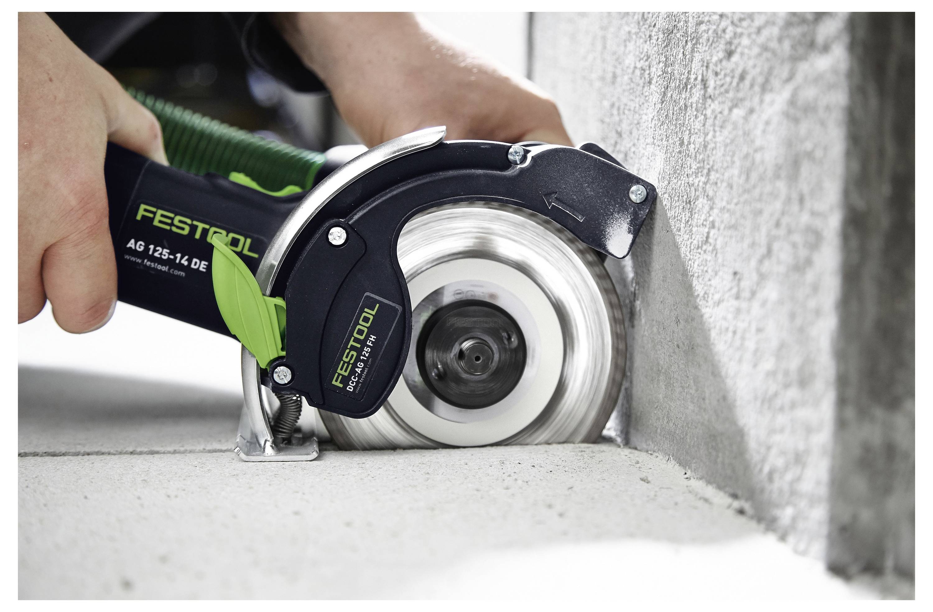 Eine Person, die ein Festool-Schneidewerkzeug verwendet, um präzise entlang einer Betoncante zu schneiden.