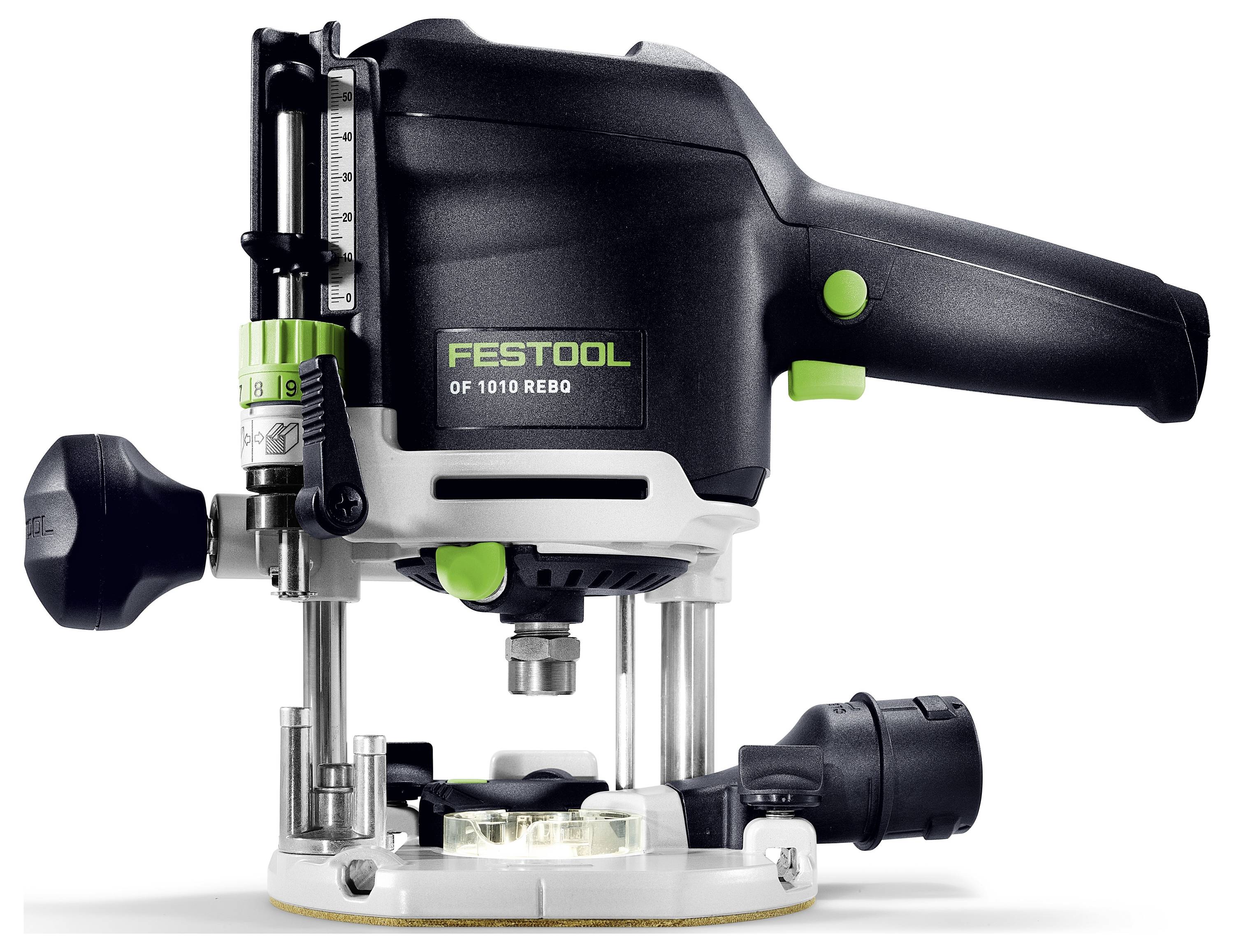 Hände, die eine Maschine zum Schneiden oder Formen von Material verwenden, zeigen Präzision und Kontrolle.