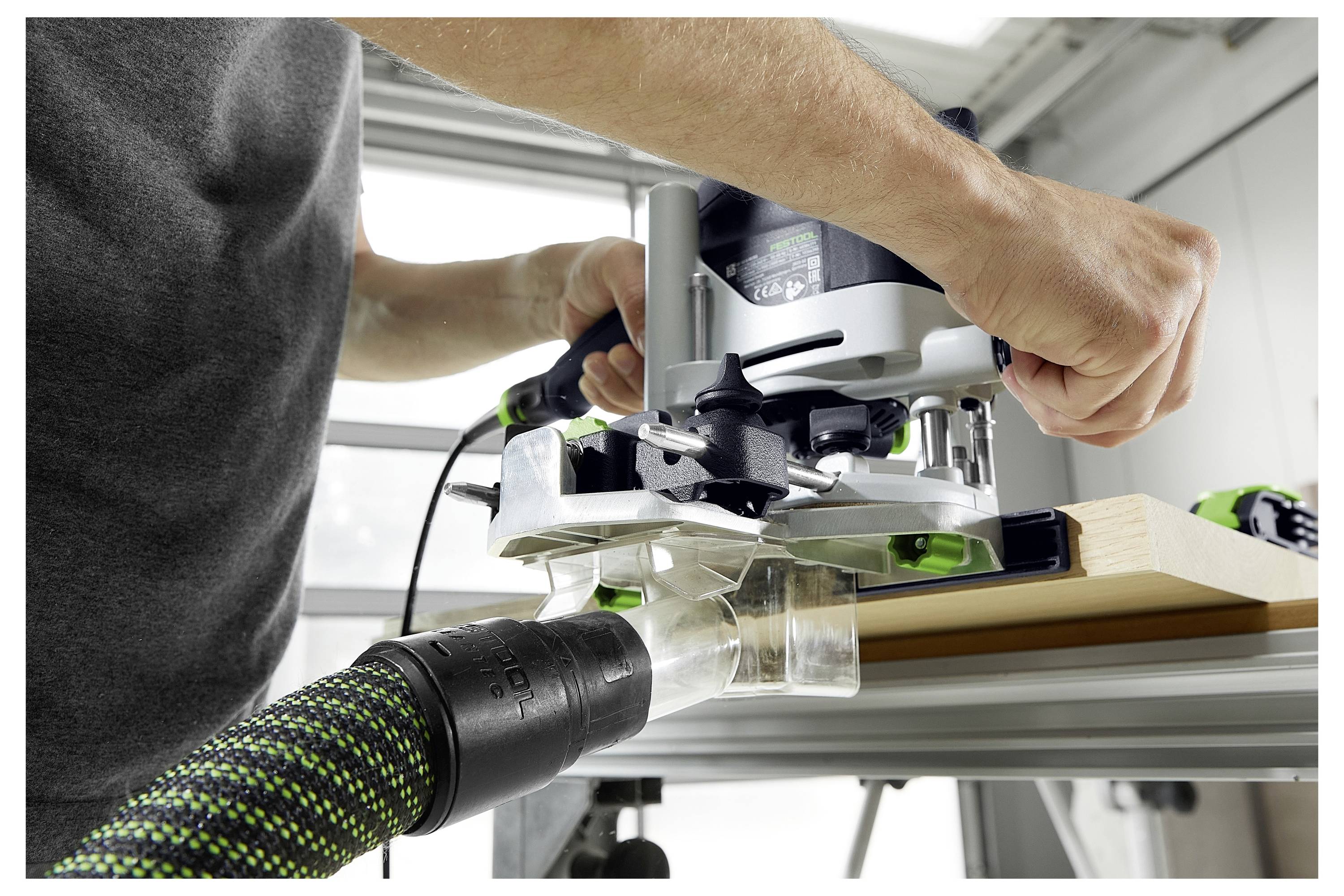 Eine Steckdosenleiste mit sechs europäischen Steckdosen, zwei USB-Anschlüssen und einem grünen Schalter auf einer silber- und schwarzen Basis.