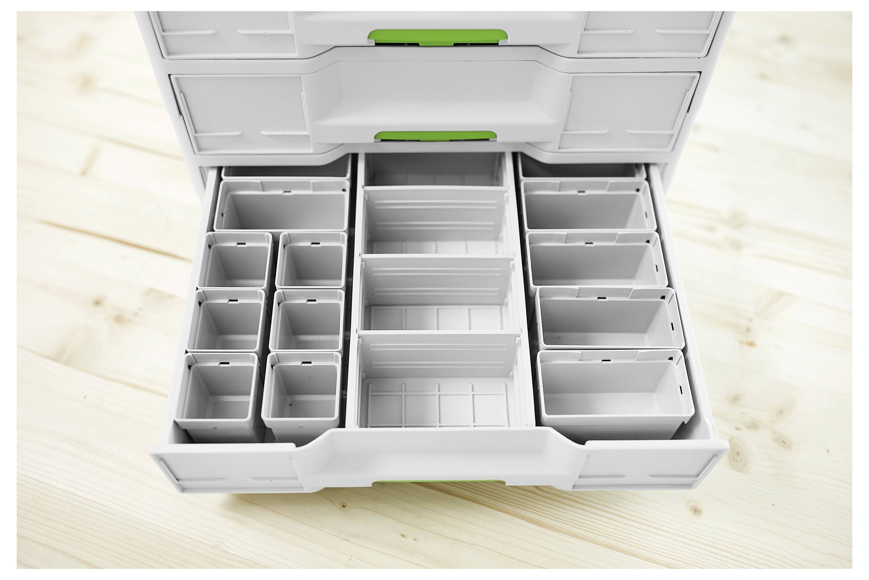 Offene Kunststoff-Aufbewahrungsorganizer mit mehreren Fächern unterschiedlicher Größe, konstruiert zum Aufbewahren kleiner Gegenstände. Von oben betrachtet.