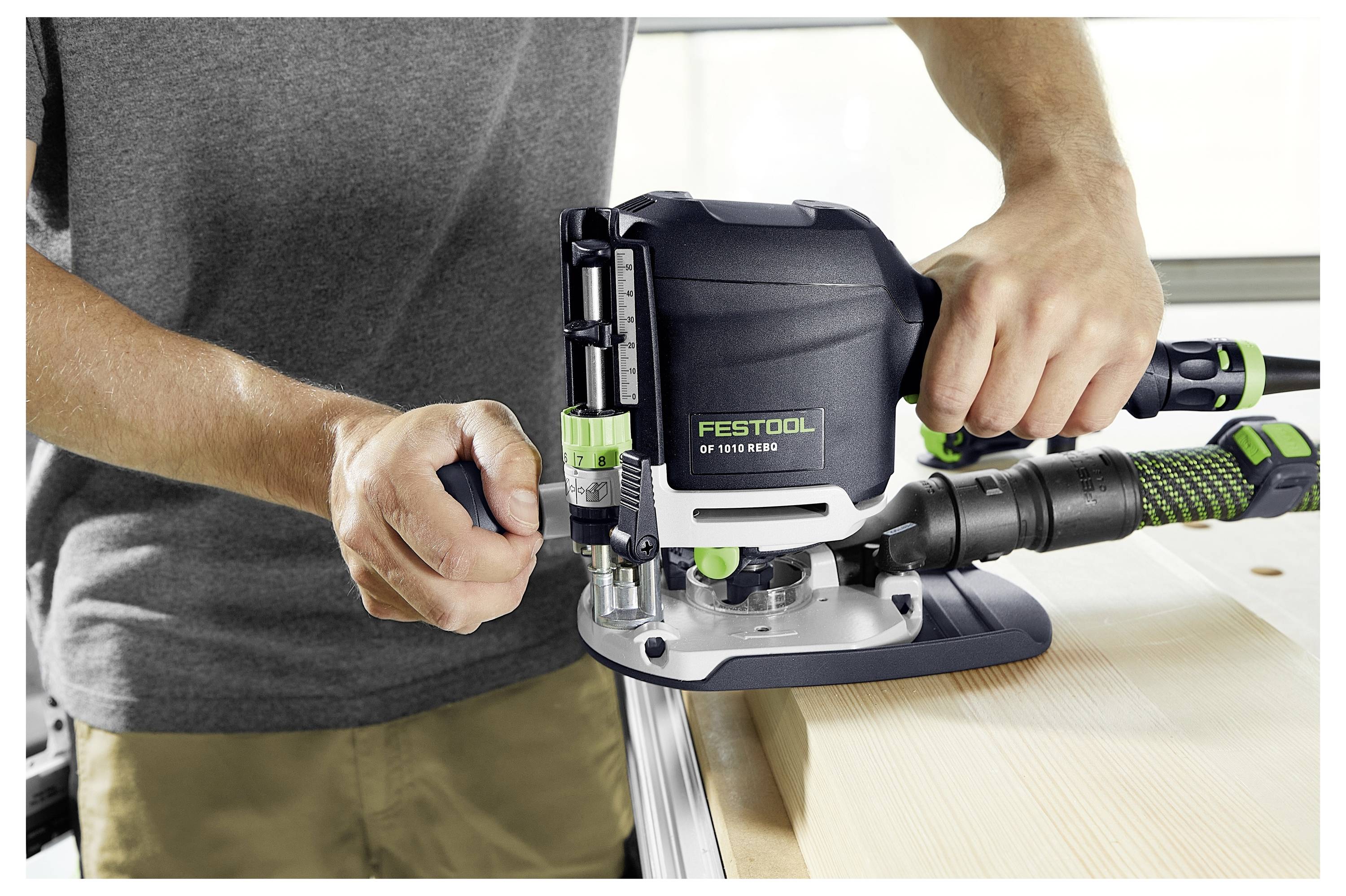 „Größentabelle mit Messungen für Herren-T-Shirts. Spalten: S bis XXXL. Zeilen A, B, C messen Brustumfang, Taillenweite und Hüftumfang in cm.