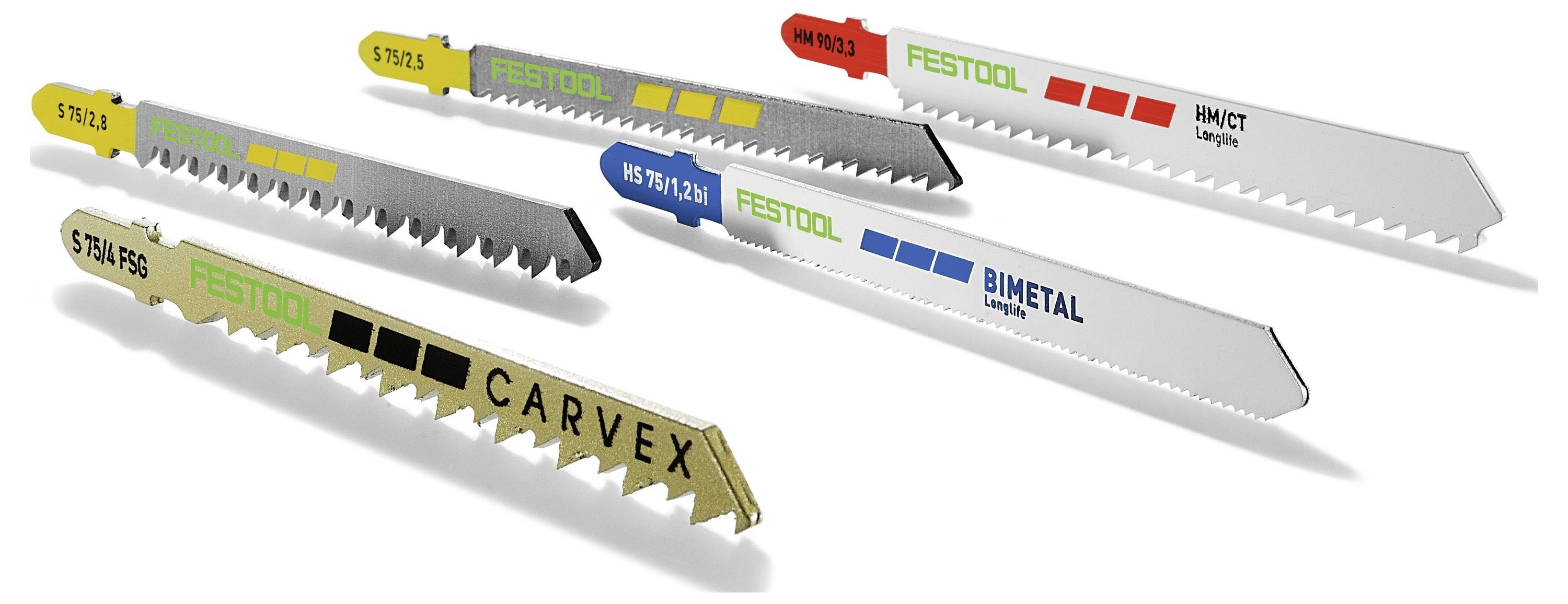 Ein Mann in Schutzbrille und Arbeitskleidung benutzt einen kabellosen Bohrer, um Löcher in einen hölzernen Wandrahmen zu bohren.