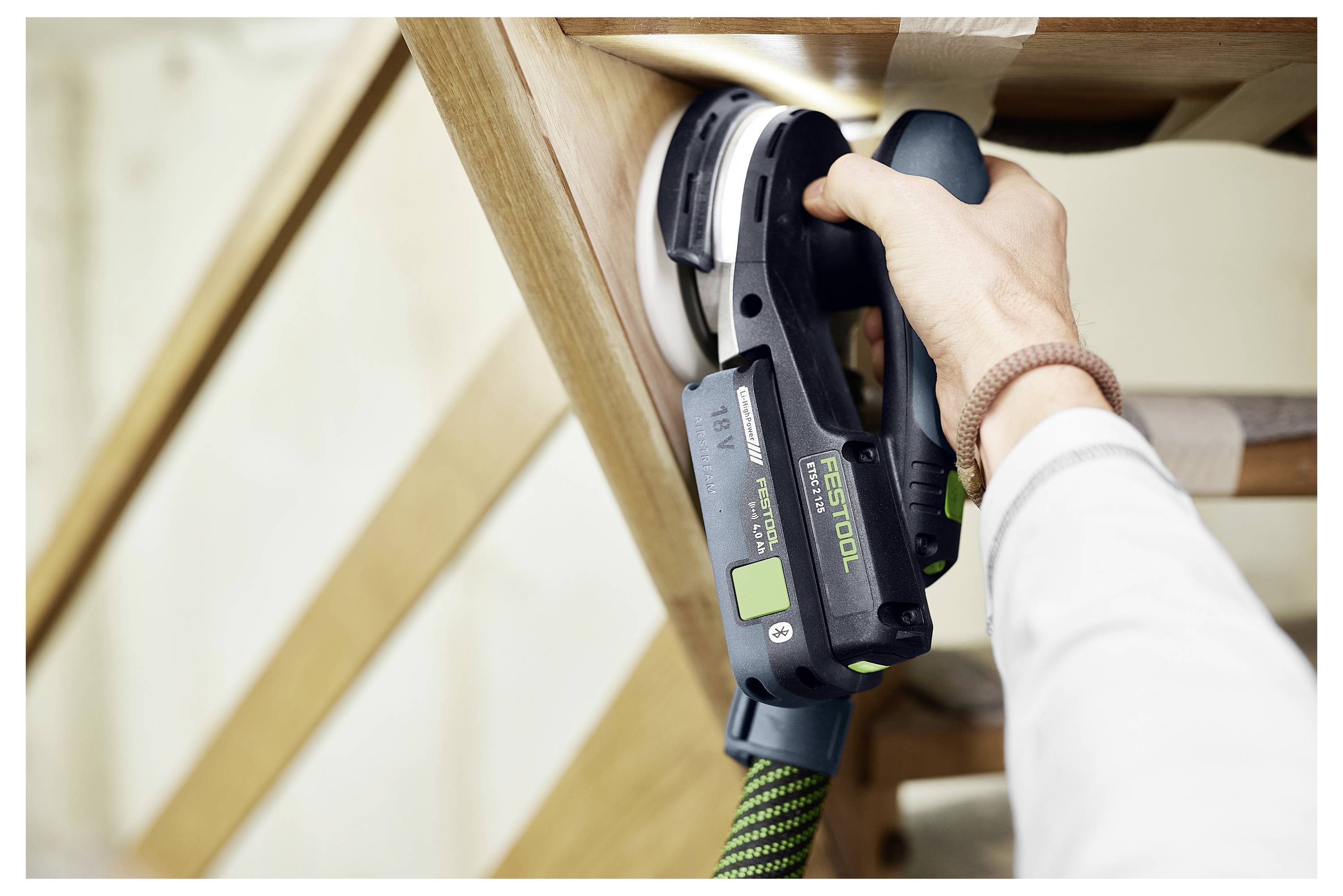 Größentabelle mit männlicher Figur zeigt Brust-, Taillen- und Hüftmessungen als A, B, C bzw. an. Größen S bis XXXL detailliert in Zentimetern.