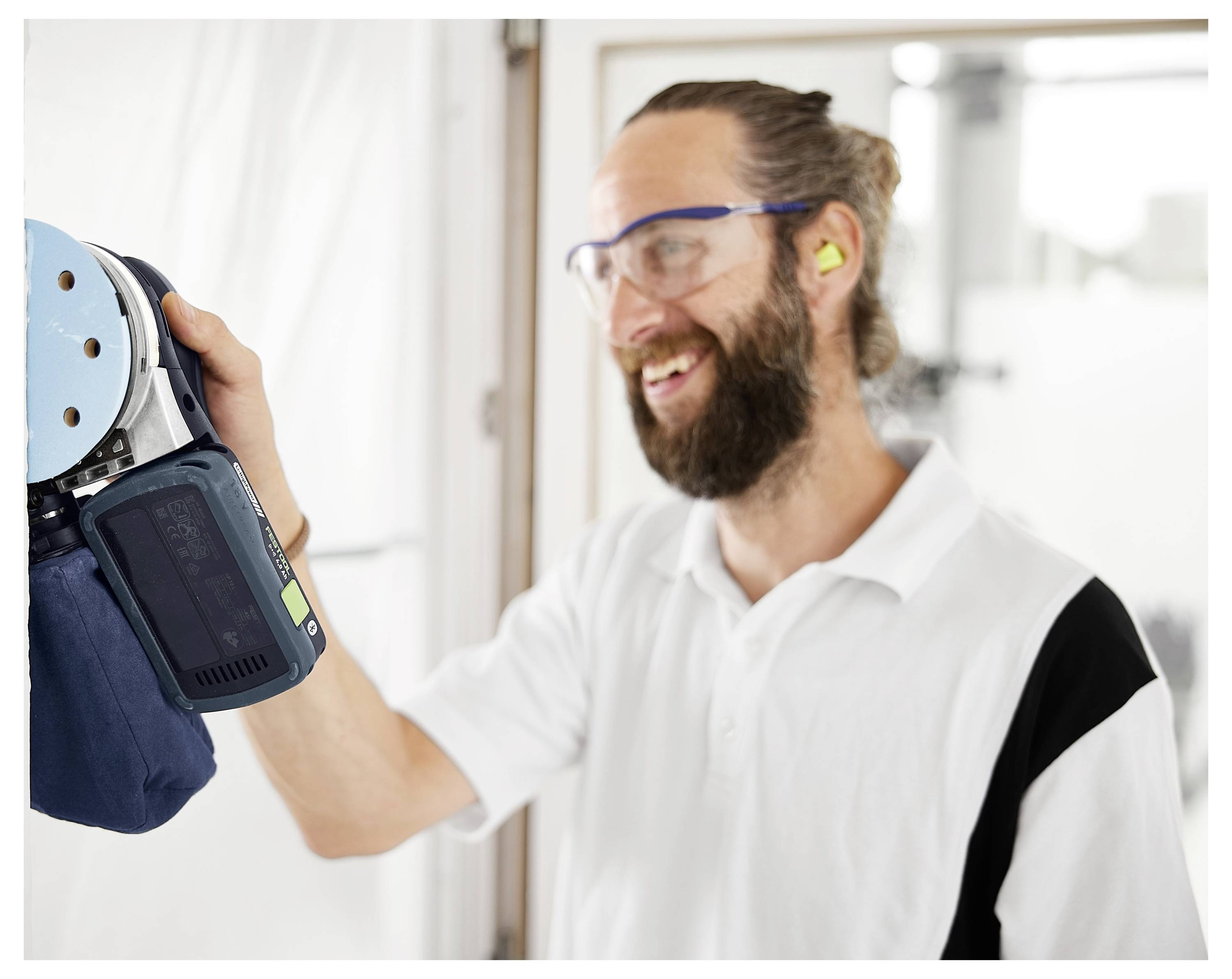 Größentabelle für Kleidung mit Körpermaßen in cm. Die Kategorien A, B, C entsprechen Brust, Taille, Hüften. Größen S bis XXXL: A: 92-127, B: 68-112, C: 94-137.