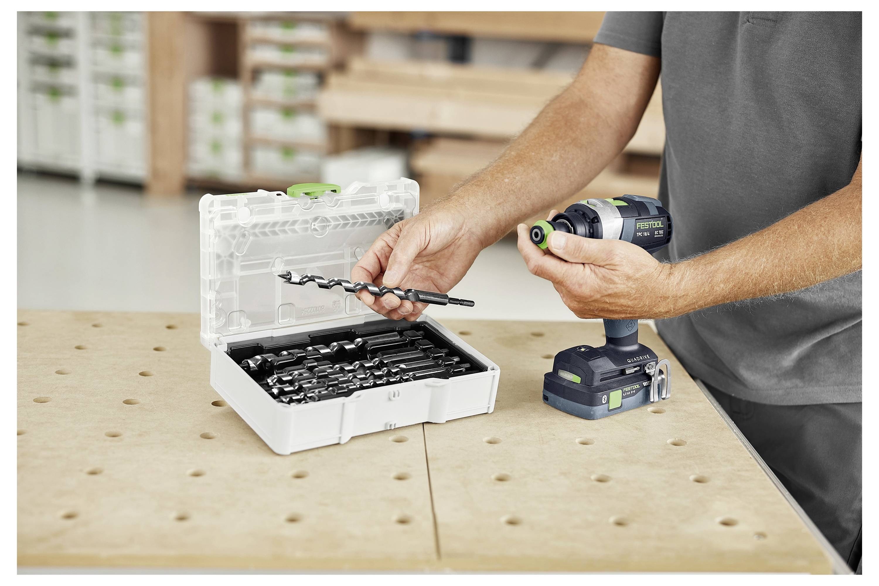 Ein elektrischer Elektroschleiffer mit angebrachtem Staubsammelbeutel, konzipiert für glatte Schleifvorgänge und staubfreie Arbeit, gezeigt vor weißem Hintergrund.