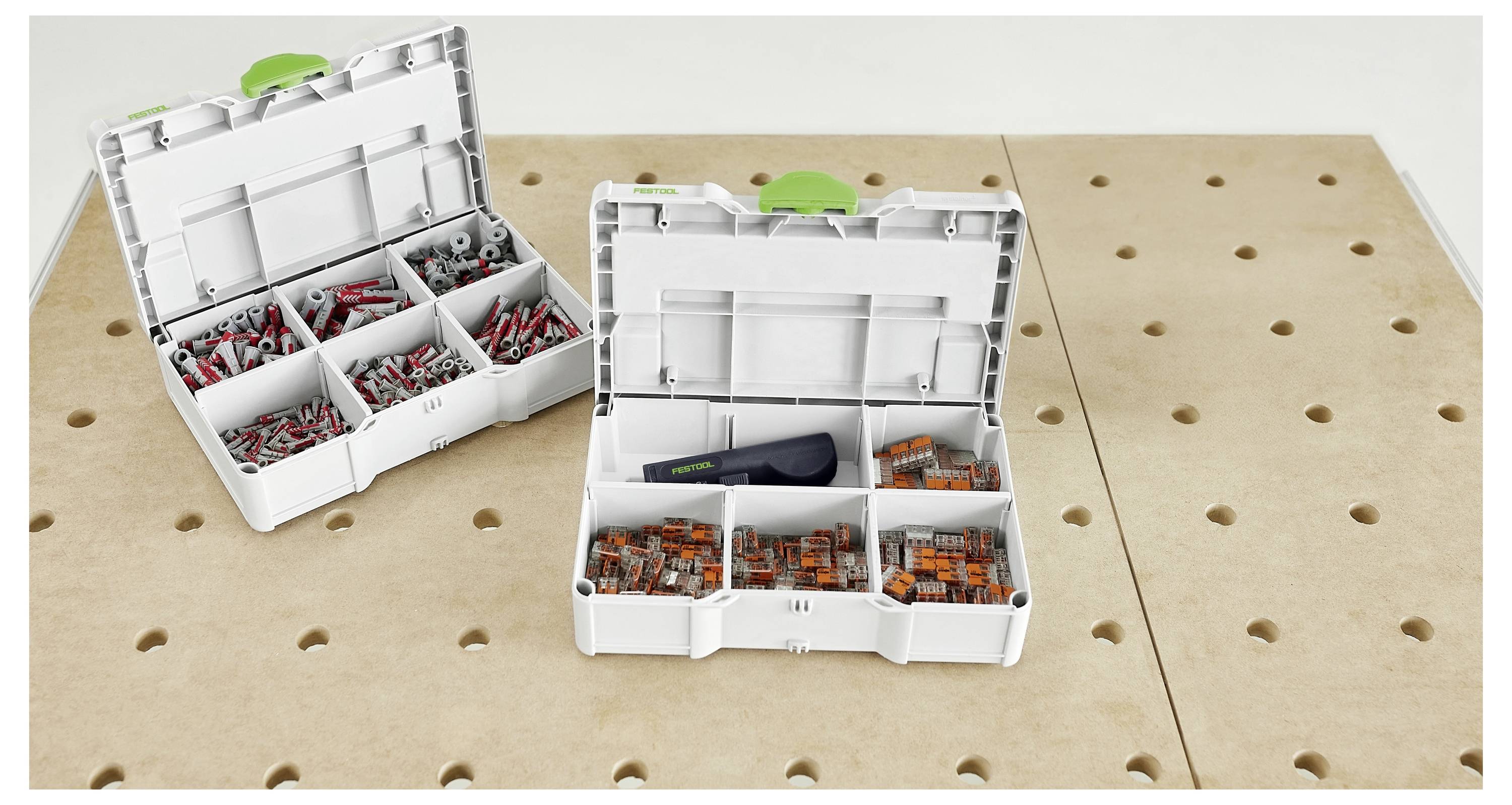 Eine Person, die mit einem großen industriellen Staubsauger einen Teppich in einem Flur absaugt.