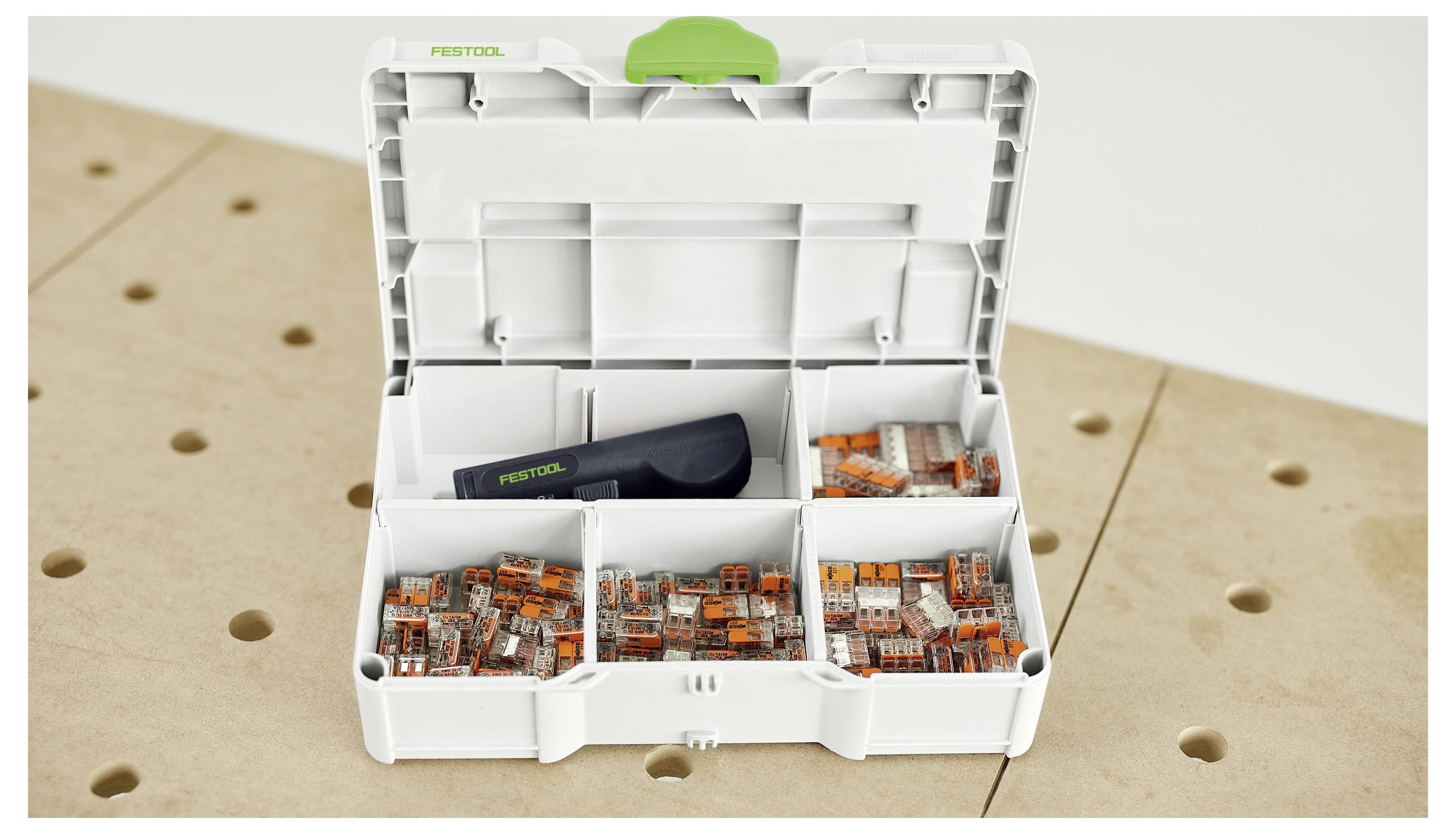 Festool Systainer' Lagerbehälter mit sechs Fächern, mit unterteilten Abschnitten für organisierte Werkzeuglagerung. Kompaktes und stapelbares Design.